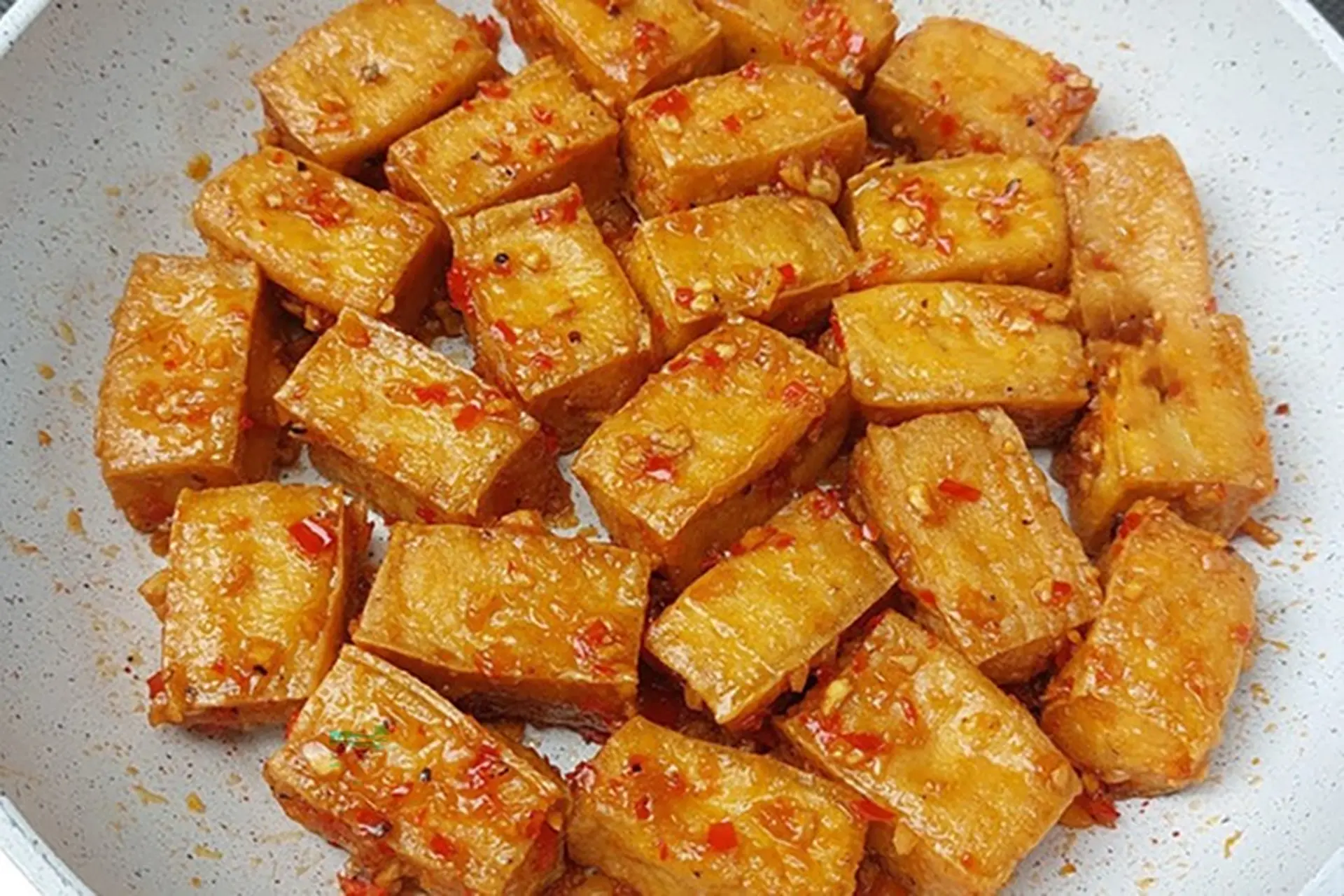 Cách làm đậu hũ chiên nước mắm sốt tỏi ớt vàng giòn, thơm ngon, hấp dẫn ngay tại nhà