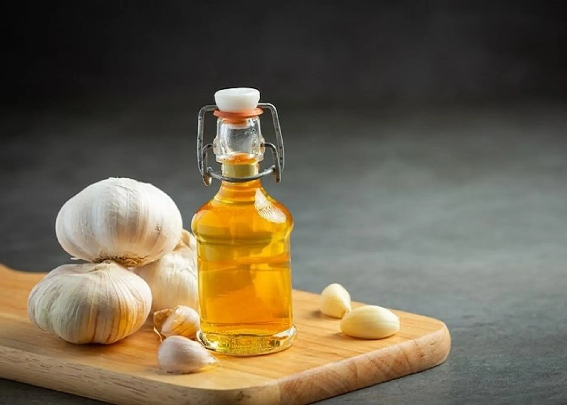 Tinh dầu tỏi là gì? Bật mí công dụng thần kỳ và cách làm tinh dầu tỏi cực đơn giản ngay tại nhà