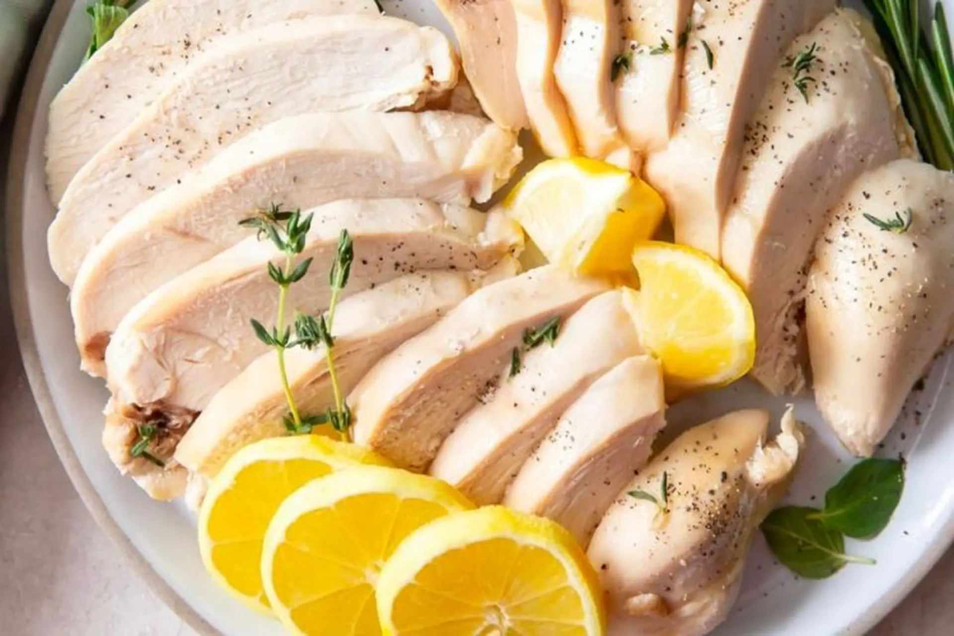 Cách luộc ức gà ngon mềm, không bị khô và các món ngon từ ức gà để giảm cân