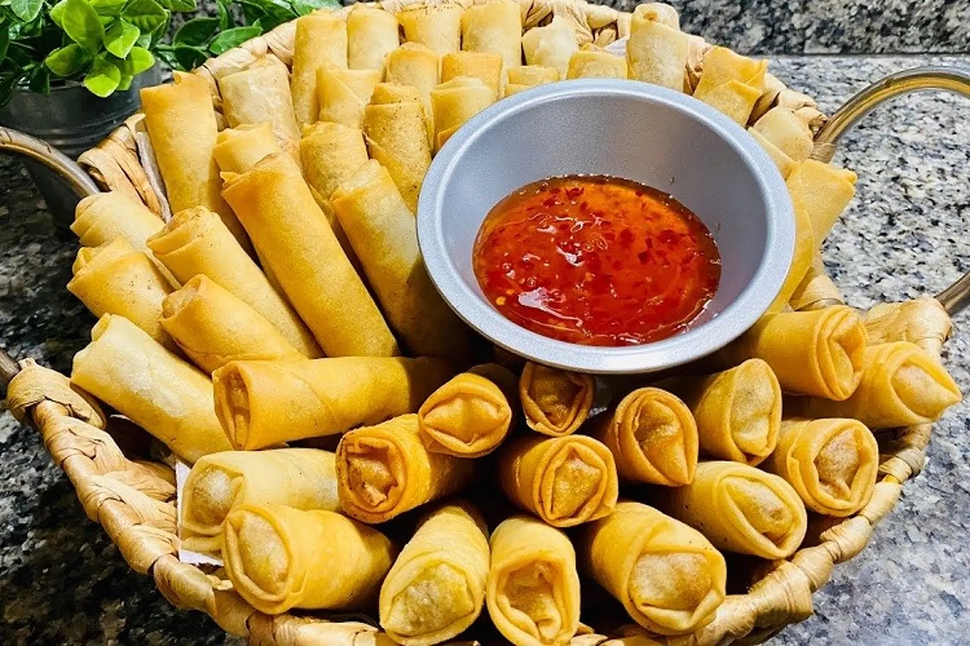 Tuyệt chiêu làm chả giò khoai lang chay giòn rụm siêu đơn giản, ai ăn cũng mê