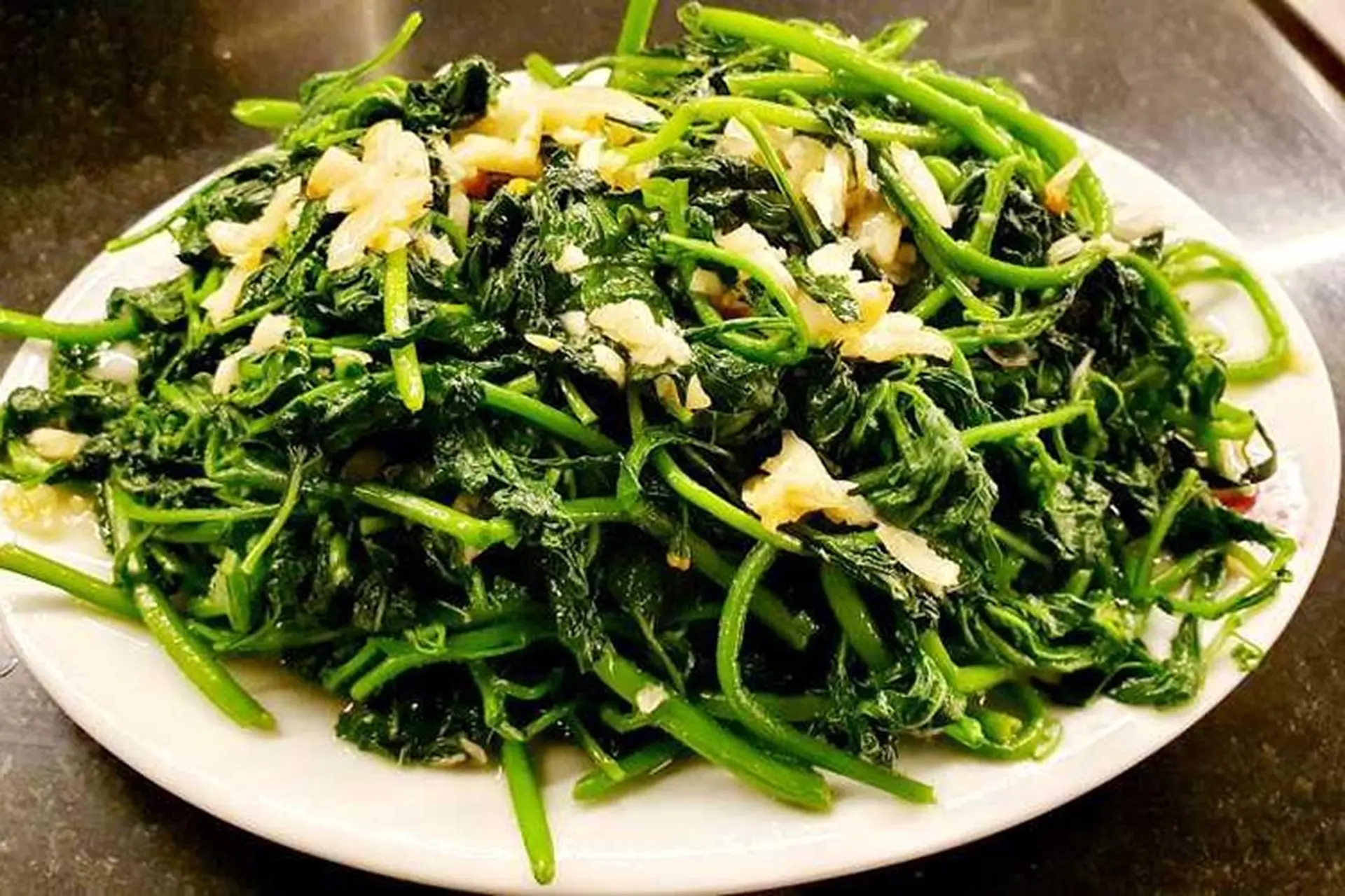 Cách làm rau tầm bóp xào tỏi giòn ngon, hương vị đậm đà, hấp dẫn cho gia đình