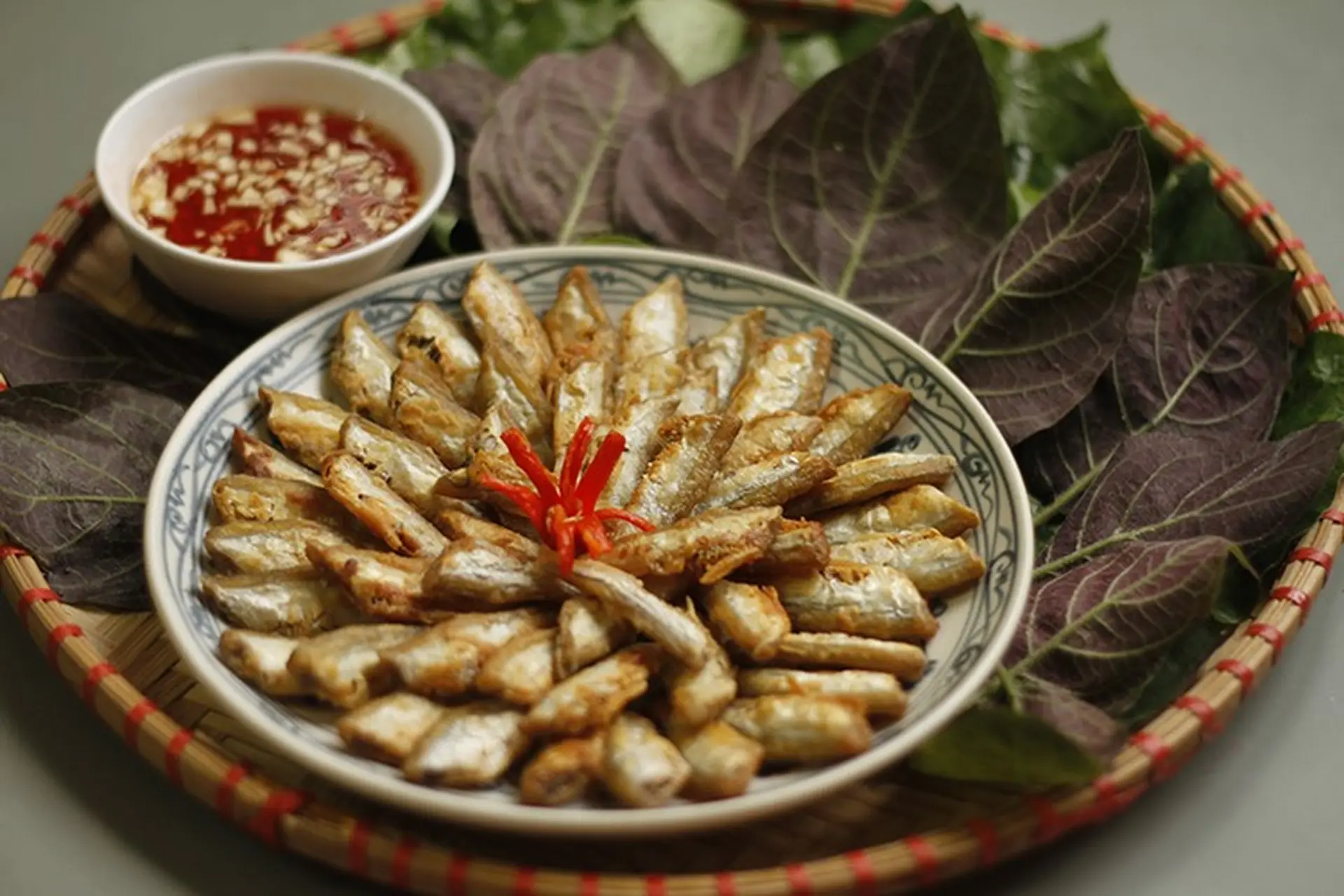 Mách bạn 2 cách làm món cá lòng tong chiên giòn đơn giản, chấm mắm tỏi ăn cực cuốn