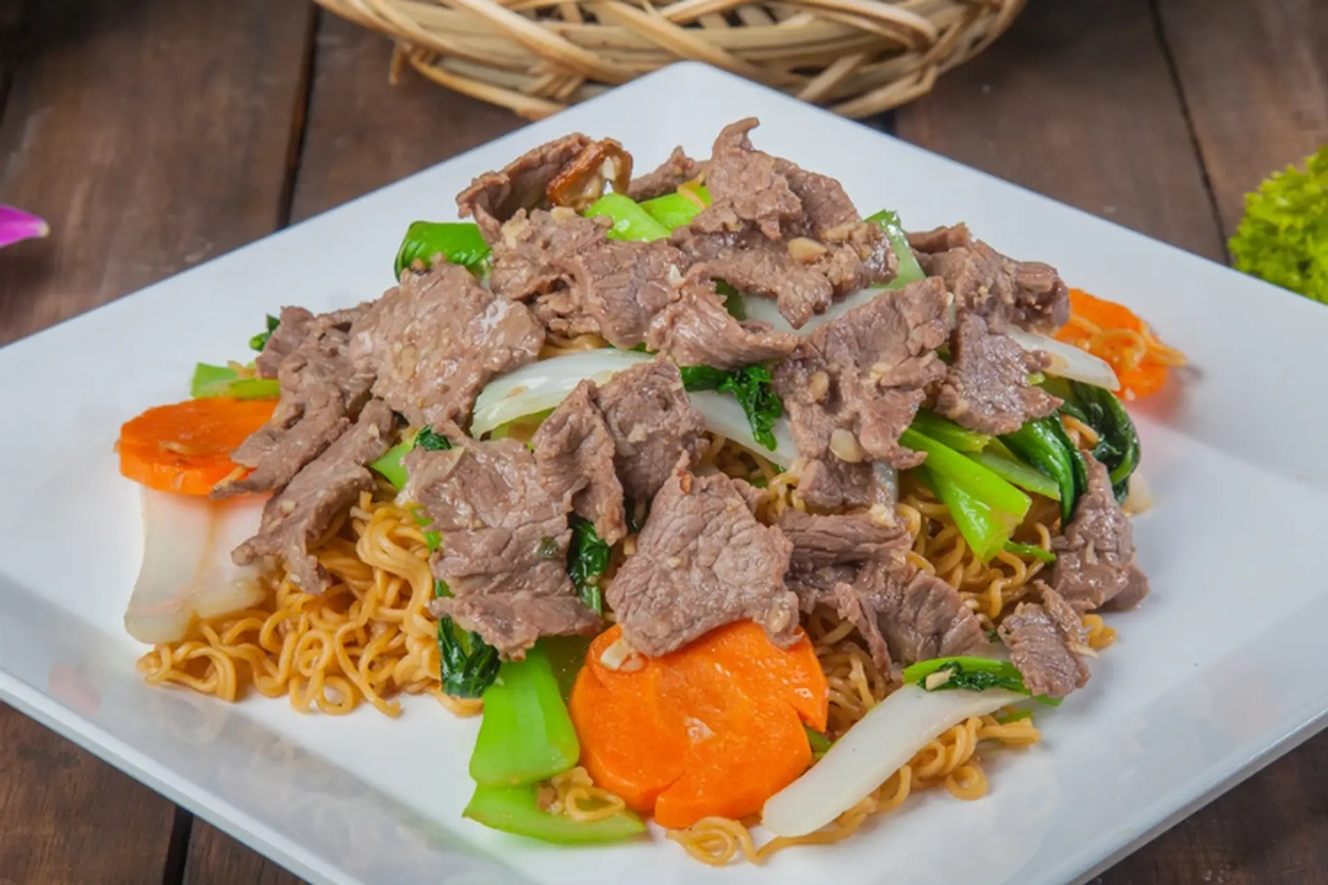 Công thức làm mì xào thịt heo đơn giản mà thơm ngon, hấp dẫn, phù hợp với khẩu vị của cả gia đình