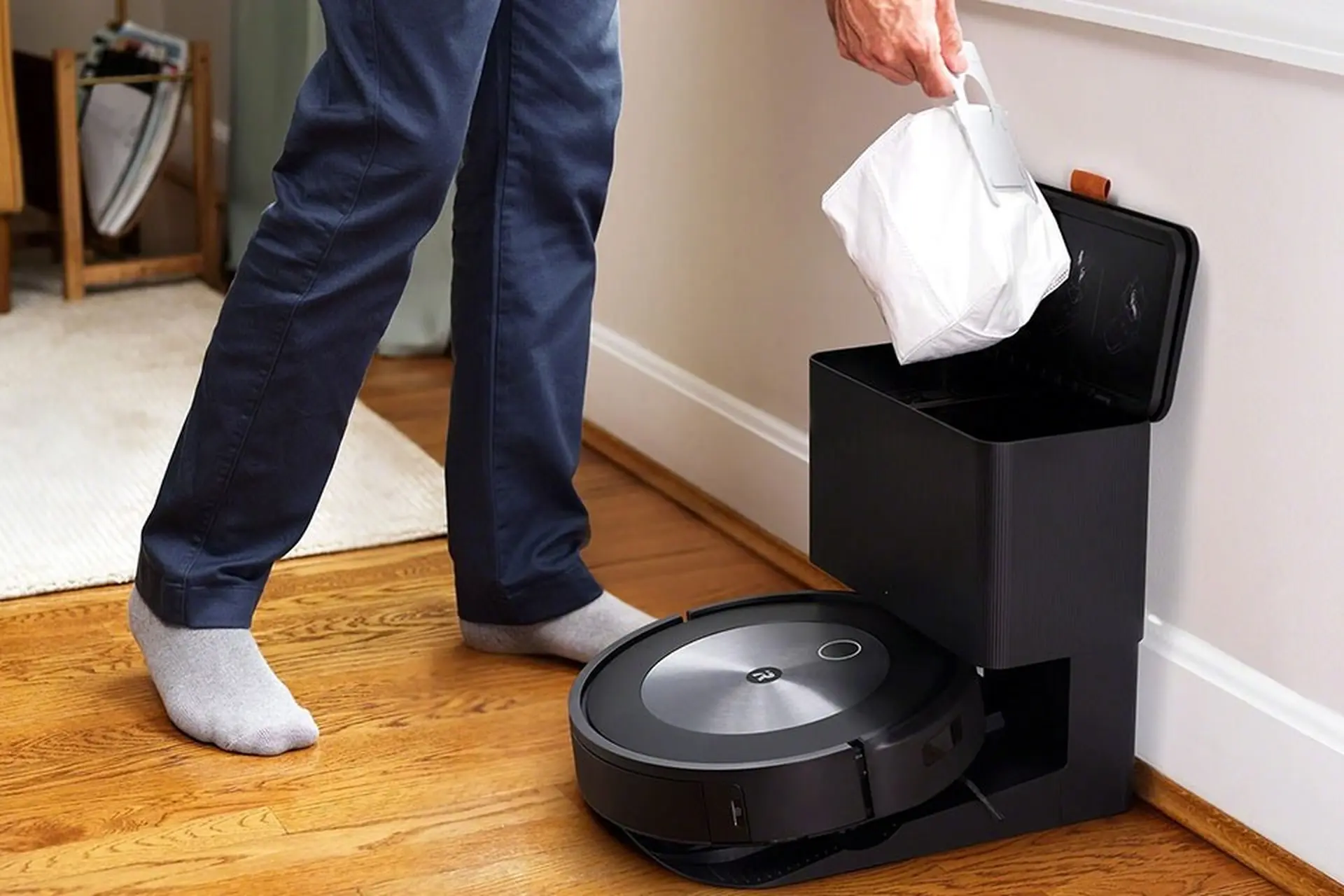 Bạn có nên đầu tư vào robot hút bụi tự đổ rác để làm sạch nhà cửa hay không?