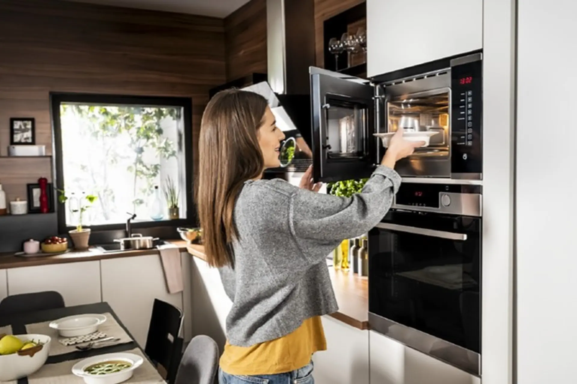 Nên lựa chọn lò vi sóng âm tủ dưới 10 triệu nào cho gia đình? Lợi ích và tiêu chí lựa chọn lò vi sóng tủ âm