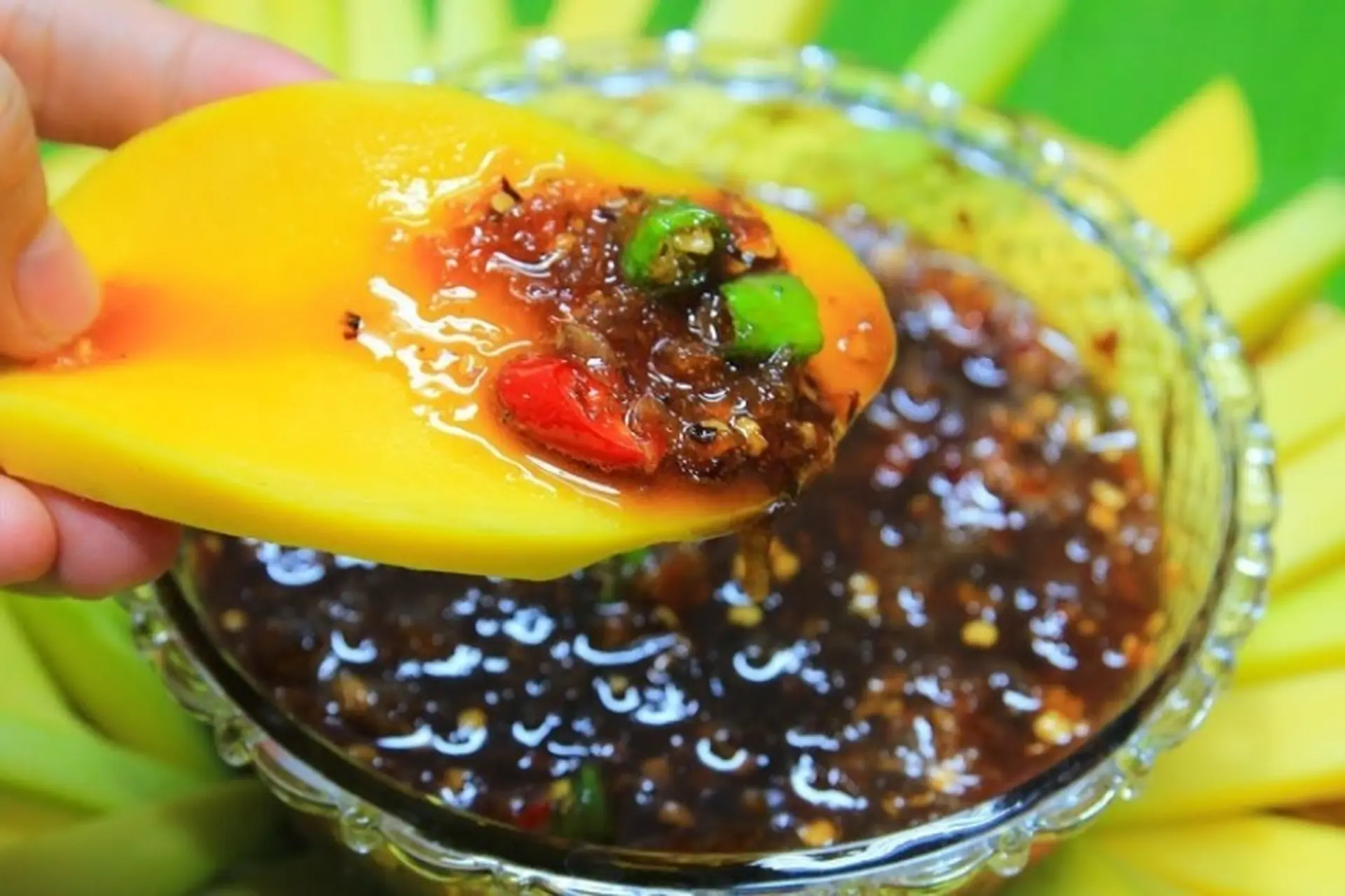 Tìm hiểu 2 cách làm mắm ruốc chấm xoài - nước chấm ngon bất bại, bừng tỉnh vị giác