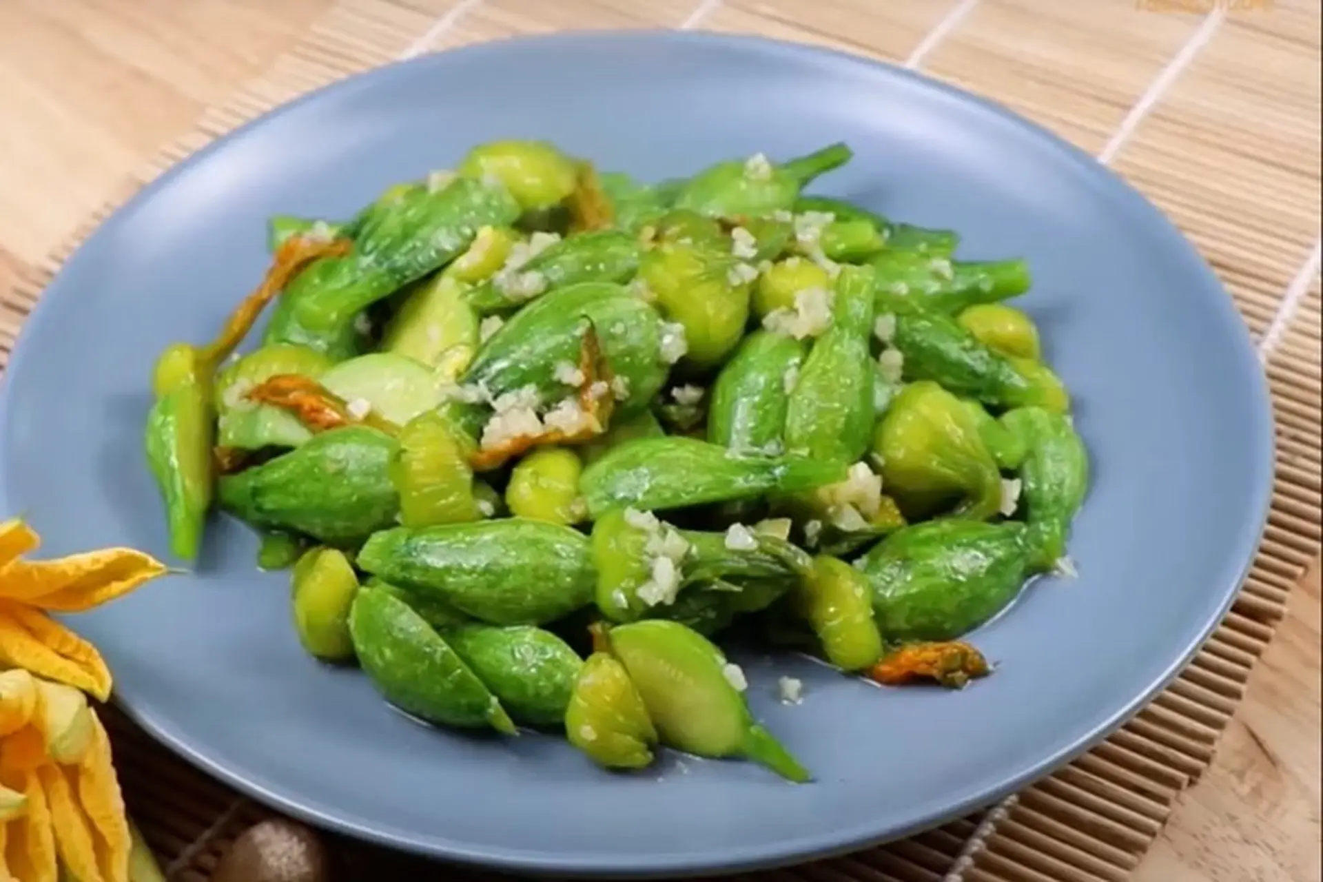 Vào bếp làm món bí nụ xào tỏi dân dã, thơm ngon, lạ miệng để bạn chiêu đãi cả nhà ngay nào