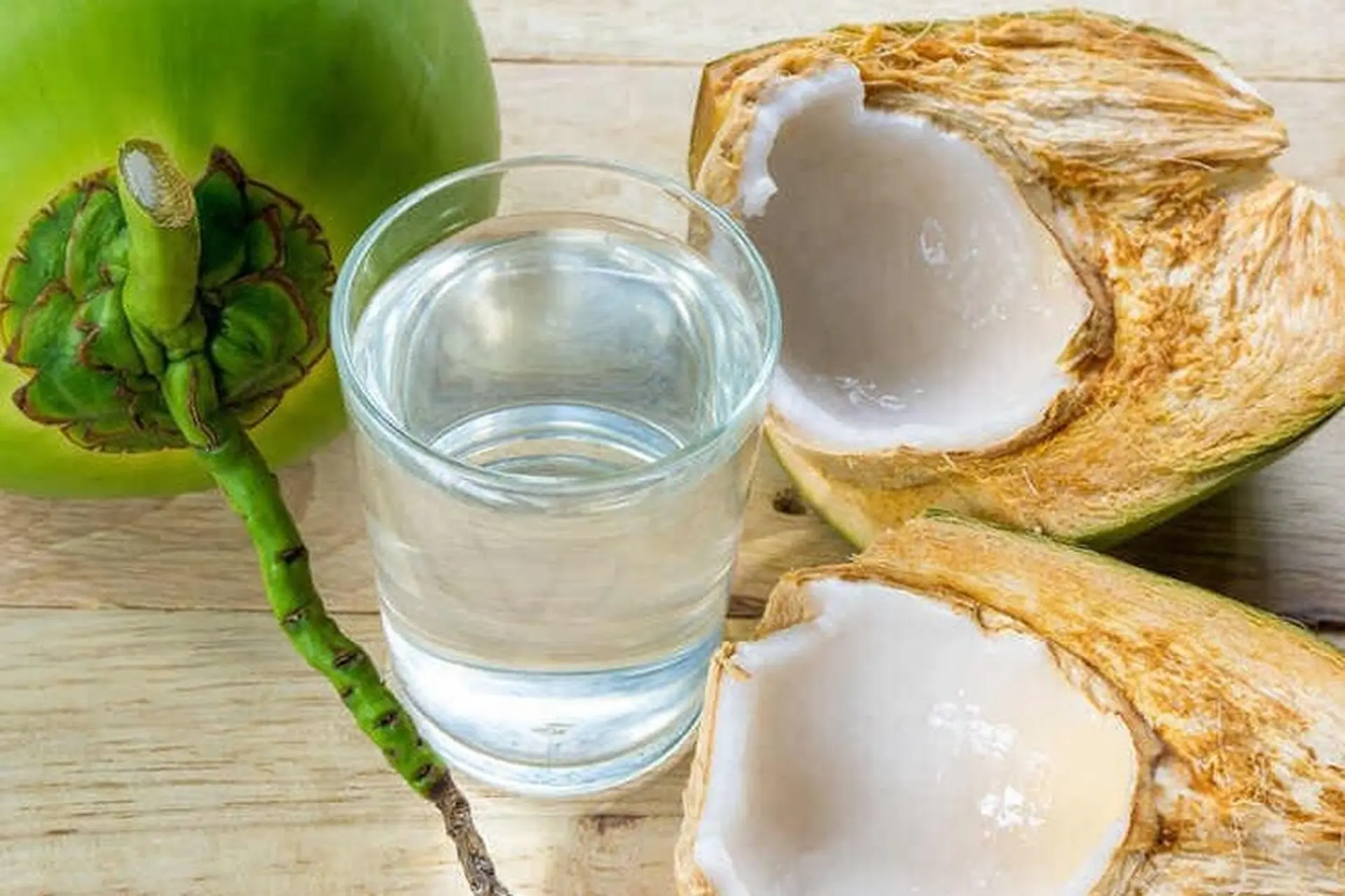 Mách bạn cách chặt dừa và bổ dừa lấy nước lấy cơm đơn giản, dễ làm ngay tại nhà