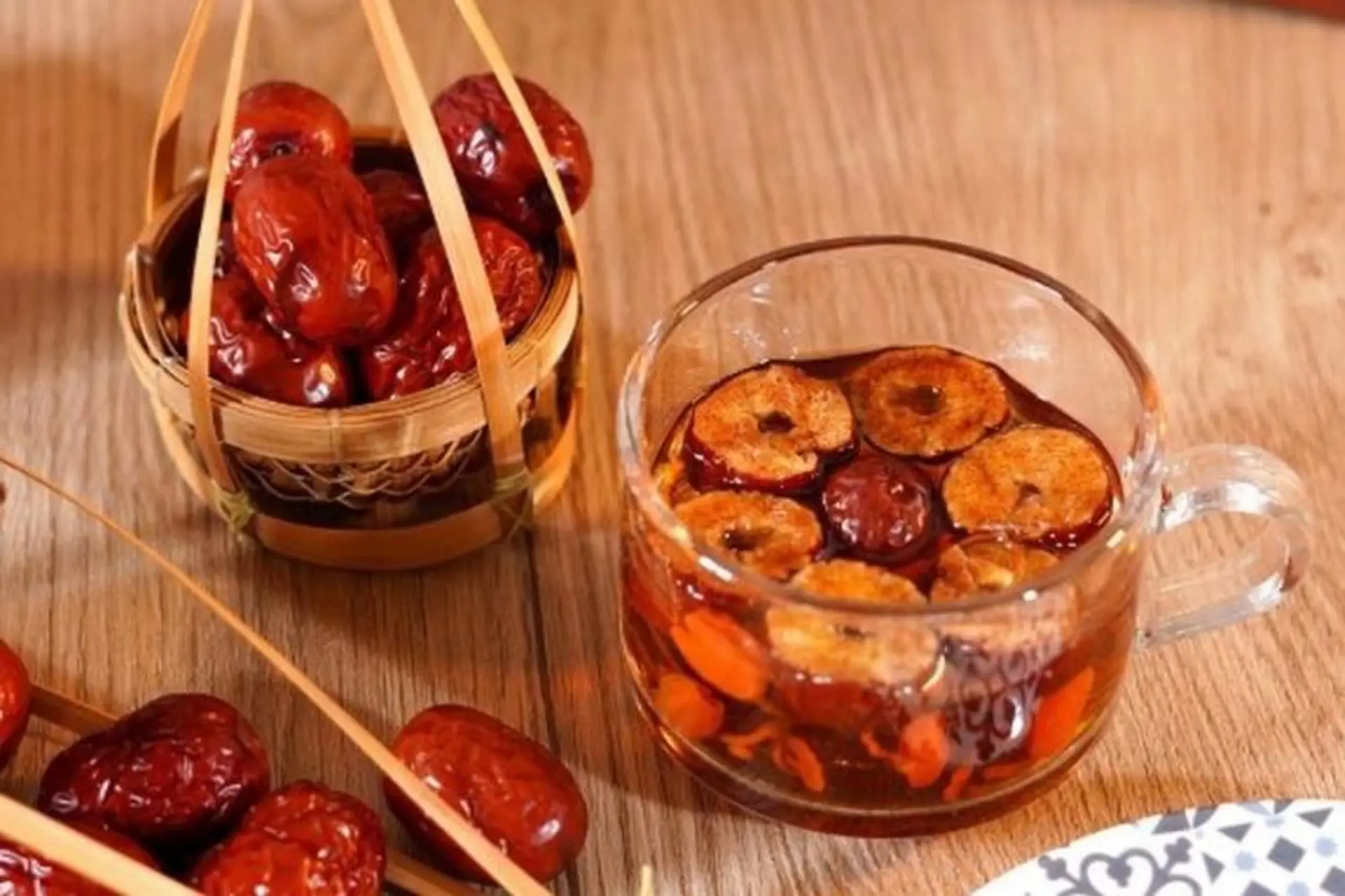 3 Cách ngâm rượu táo đỏ siêu bổ, tốt cho sức khỏe và hạn chế gây tác dụng phụ