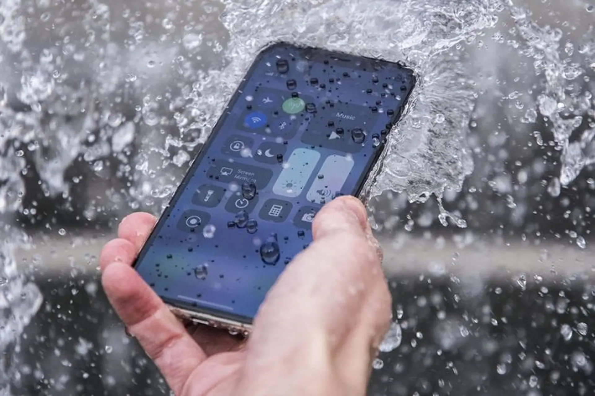 iPhone 11 Pro Max có chống nước không? Đánh giá khả năng chống nước trên iPhone 11 Pro Max