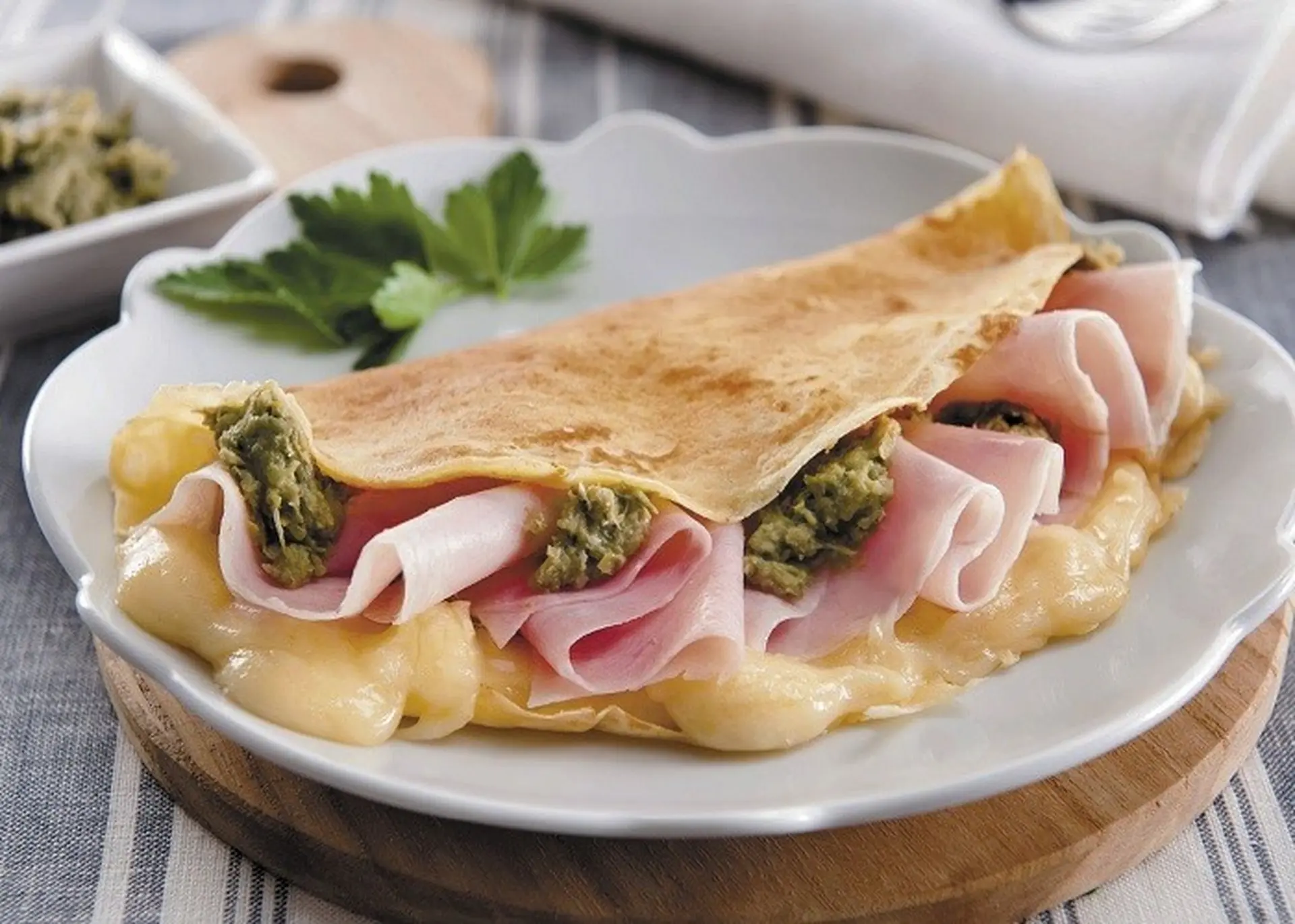 Cách làm bánh crepe xúc xích cực kỳ thơm ngon, hấp dẫn chỉ với 4 bước đơn giản