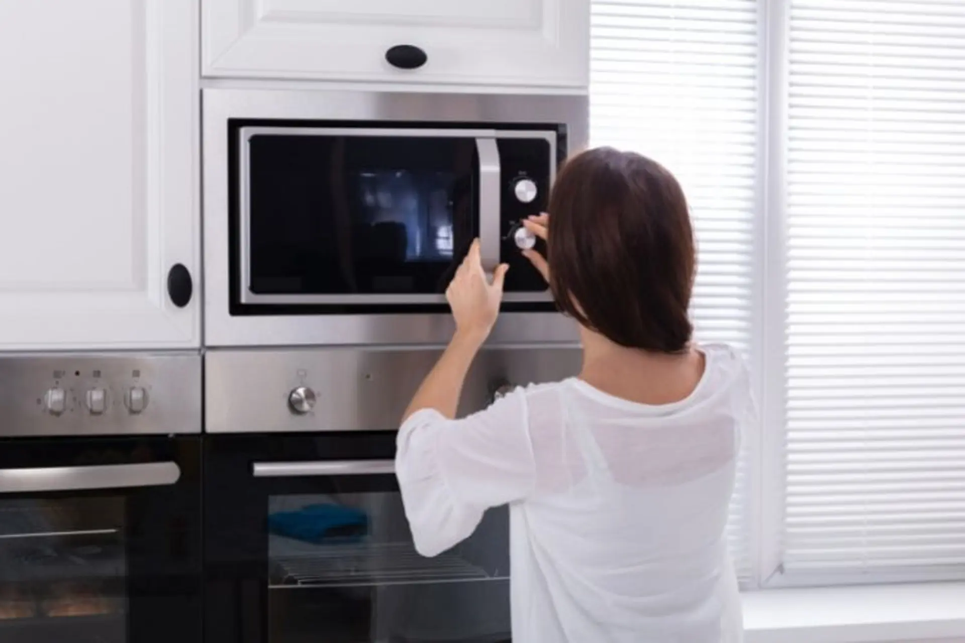 Lò vi sóng âm tủ là gì? Lò vi sóng âm tủ có những ưu điểm và nhược điểm nào?