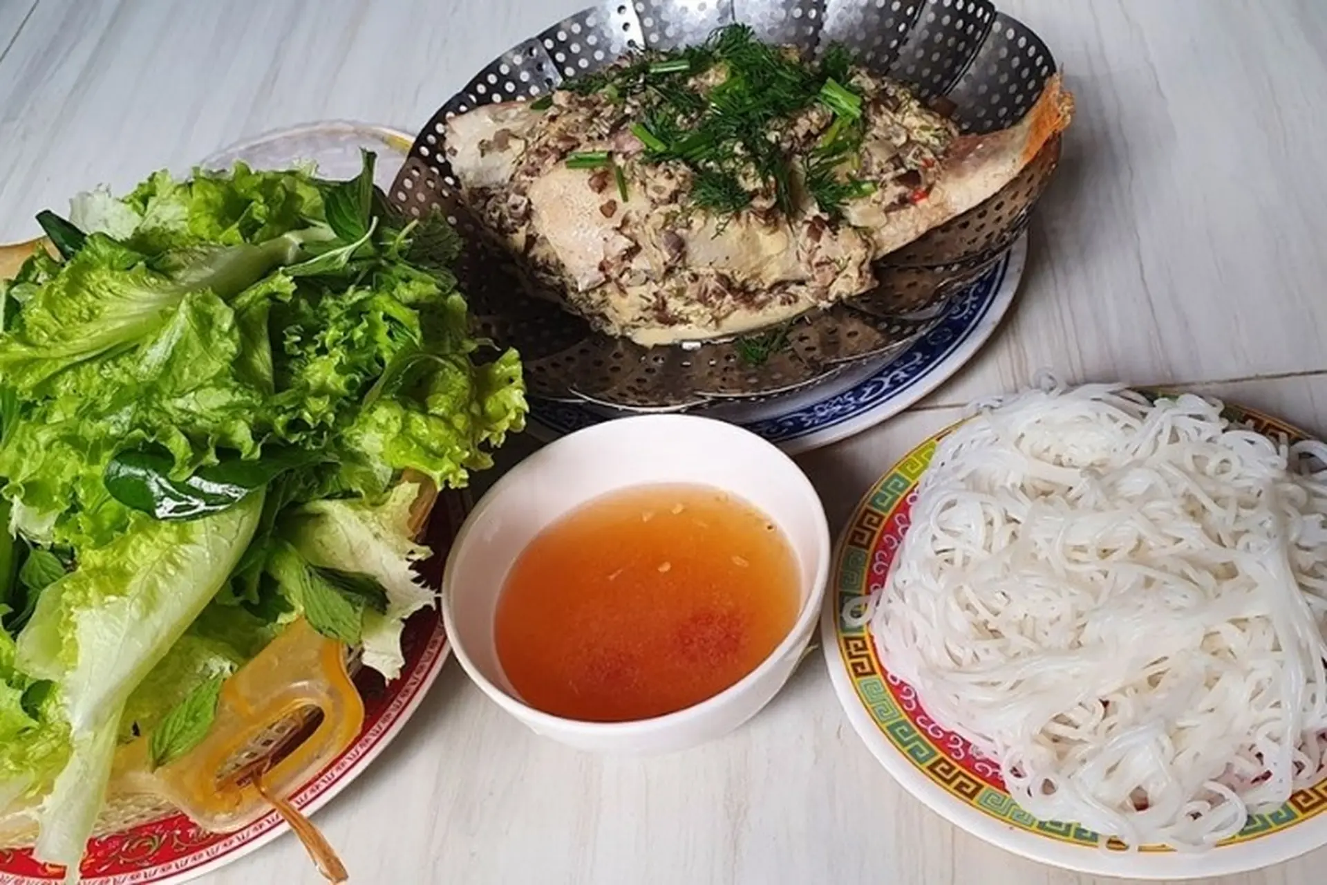 Cách làm cá diêu hồng hấp cuốn bánh tráng cực kỳ thơm ngon, lạ miệng