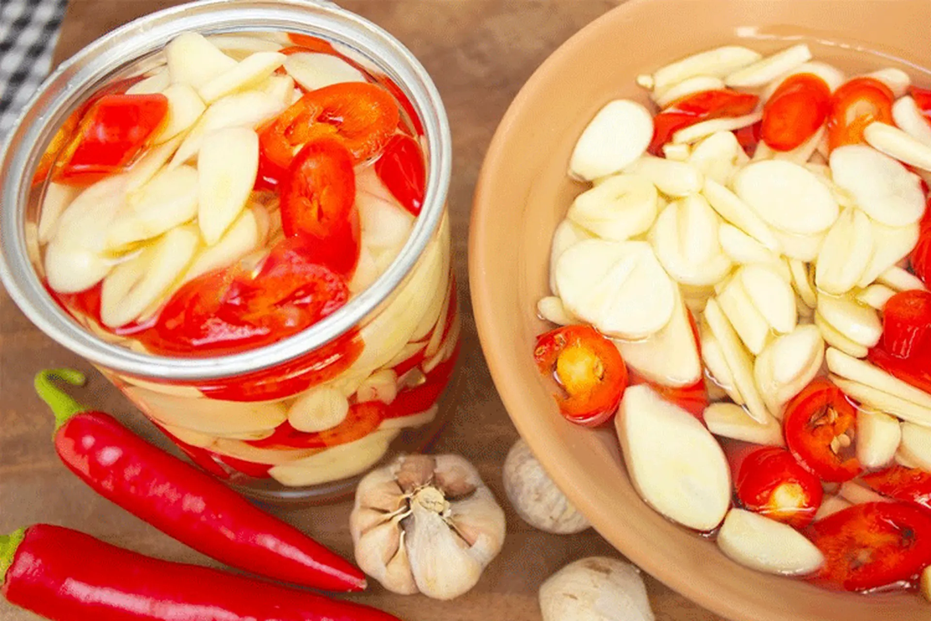 Cách làm ớt ngâm giấm tỏi ngon, ăn bún phở cứ gọi là nhức nách, bao mê, bao phê!