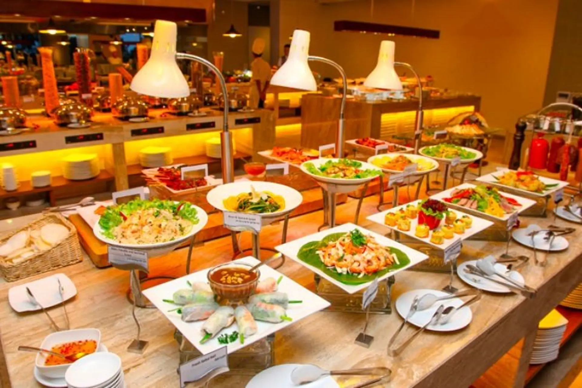Buffet là gì? Tìm hiểu nguồn gốc của tiệc buffet, cách phân loại và cách ăn buffet