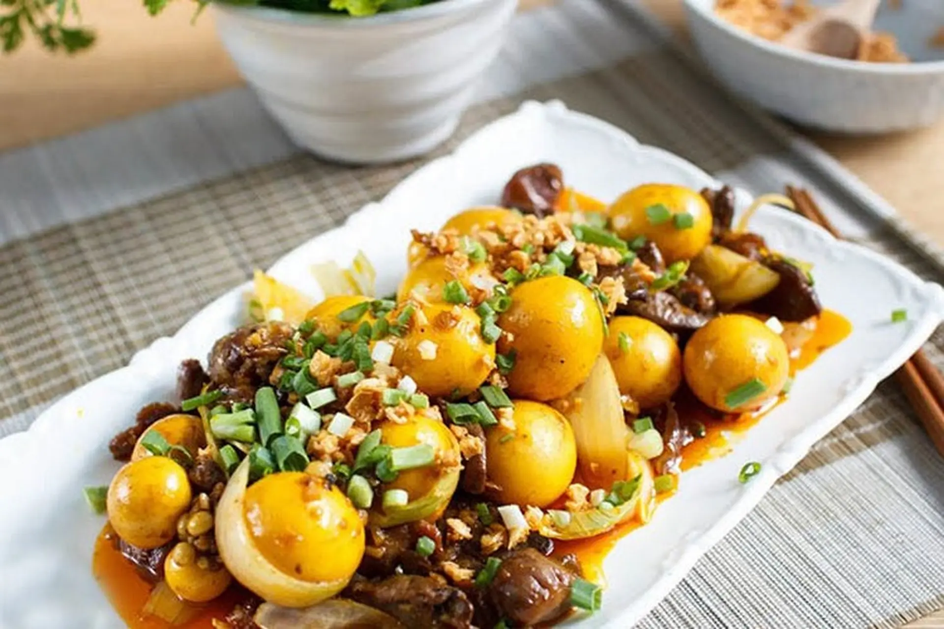 Hướng dẫn 2 công thức làm lòng gà trứng non cháy tỏi tại nhà, nguyên liệu đơn giản mà thành phẩm lại cực kỳ hấp dẫn