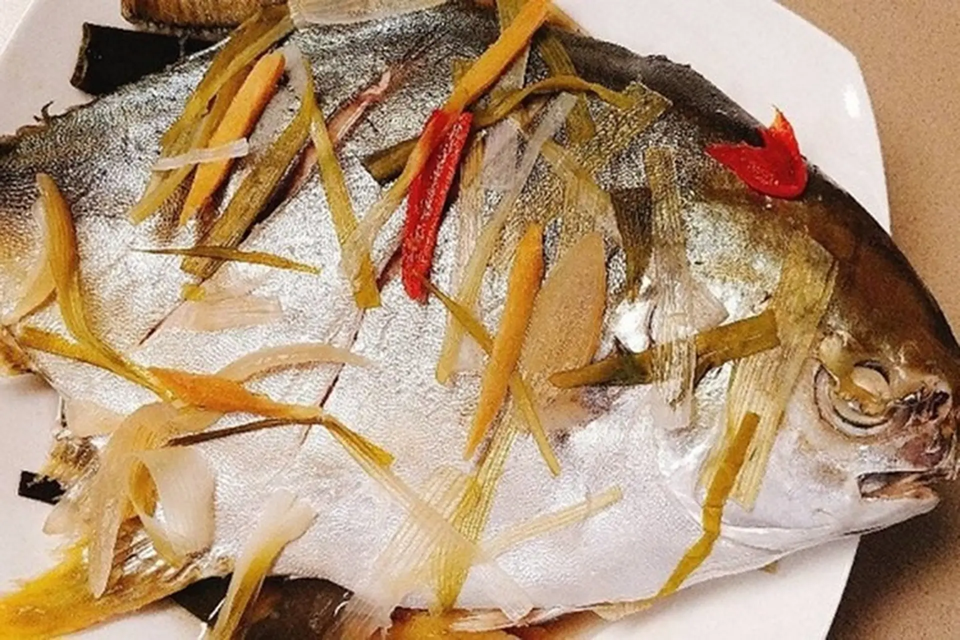 Gợi ý 3 công thức làm cá chim hấp đơn giản, chi tiết từ khâu chọn nguyên liệu đến khâu chế biến, cho ra thành phẩm cực hấp dẫn