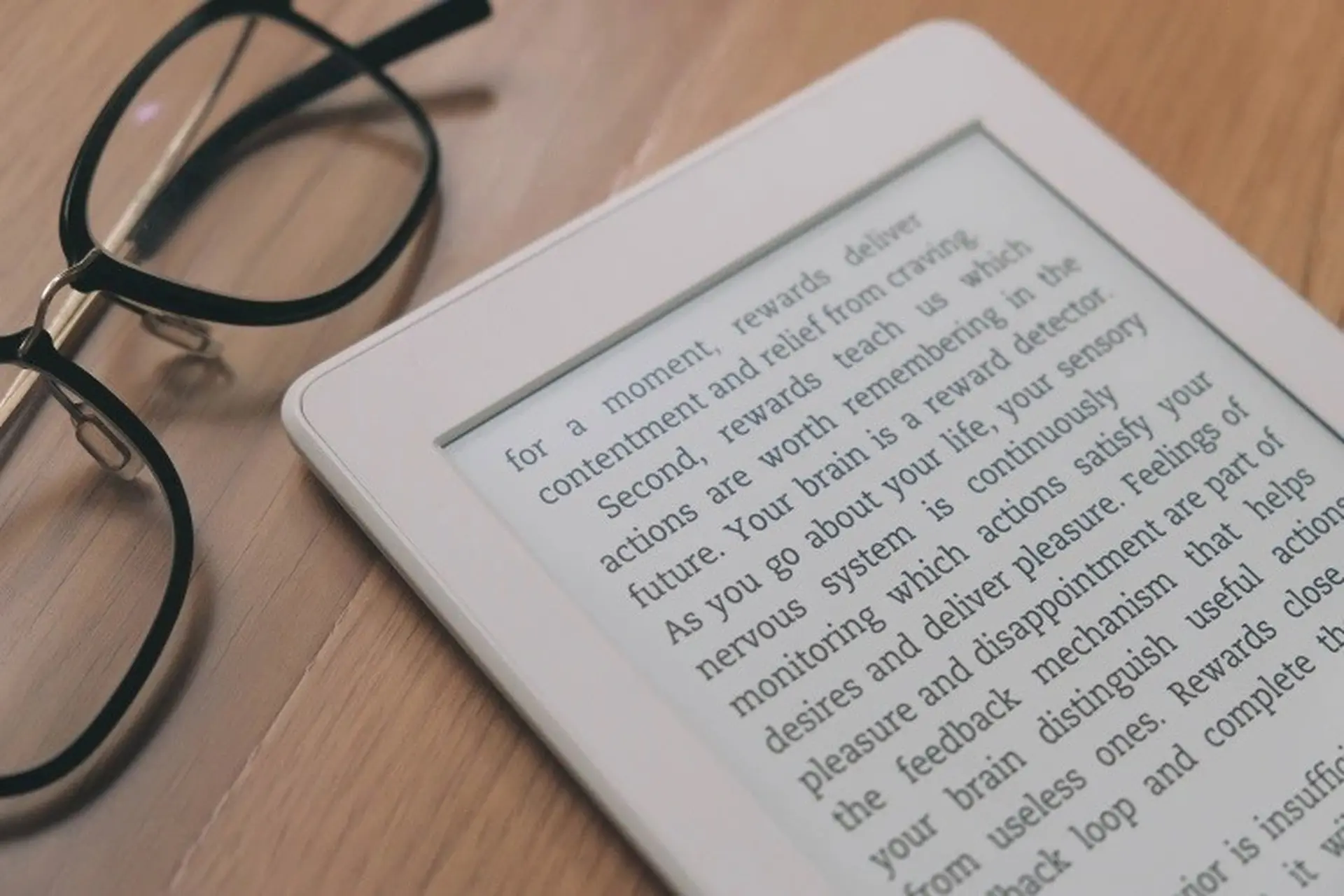 Có nên mua máy đọc sách giá rẻ không? Gợi ý 3 máy đọc sách mới, chính hãng với giá cực kỳ hấp dẫn