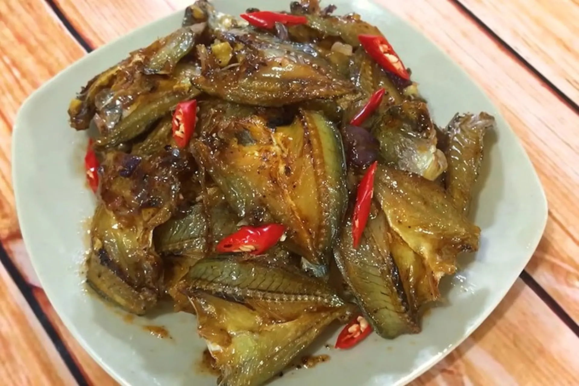Cách làm cá khô rim mắm đường - Món ăn tuy bình dị nhưng cực ngon lành, đừng thử nếu không muốn “tốn cơm”
