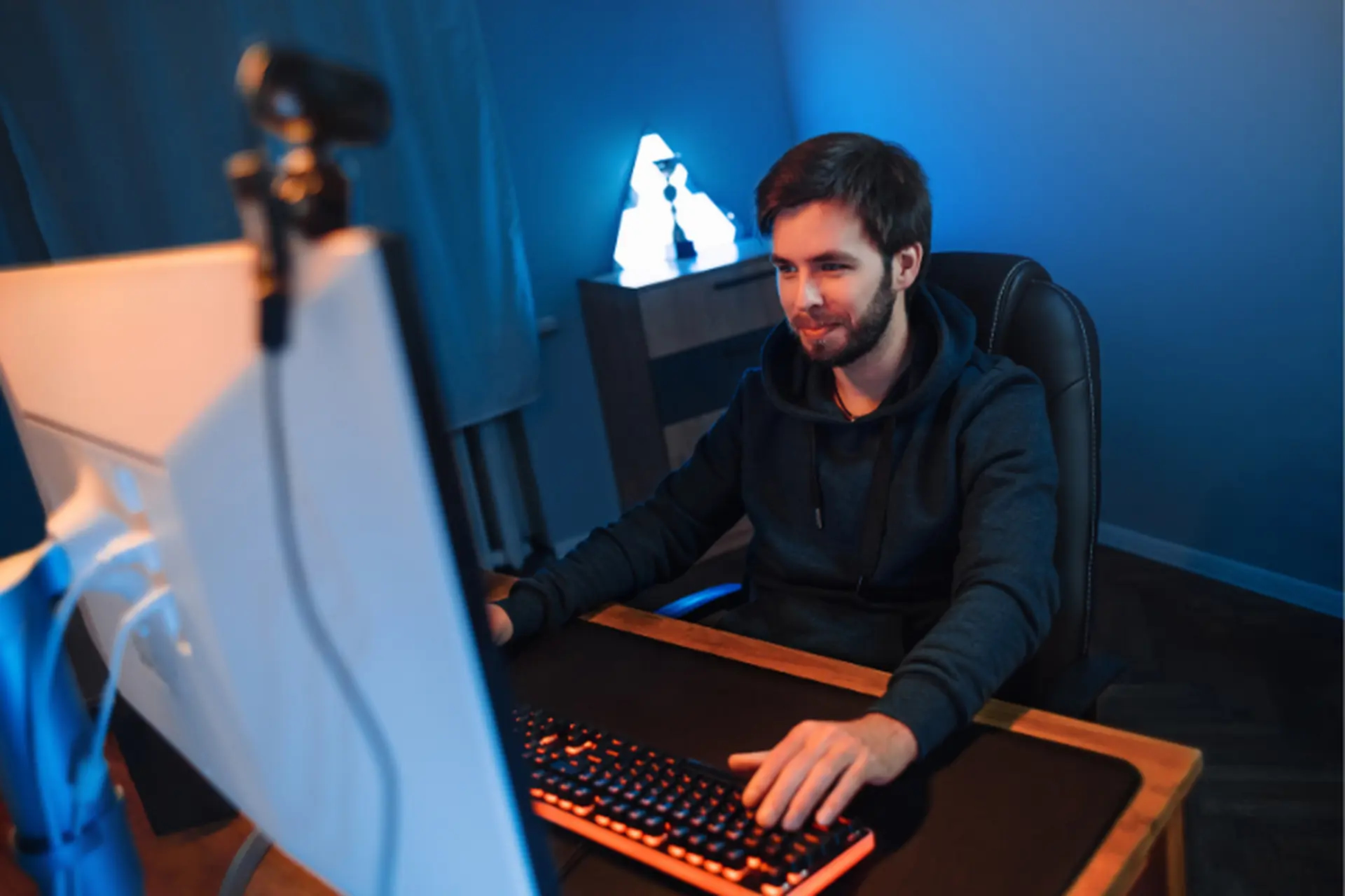 Streamer l&agrave; g&igrave;? C&aacute;ch kiếm thu nhập v&agrave; ph&aacute;t triển từ nghề streamer