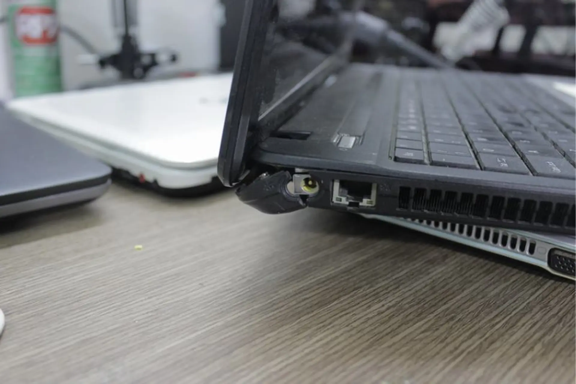 Bản lề laptop bị lỏng: dấu hiệu là gì, nguyên nhân và cách sửa lỗi hiệu quả
