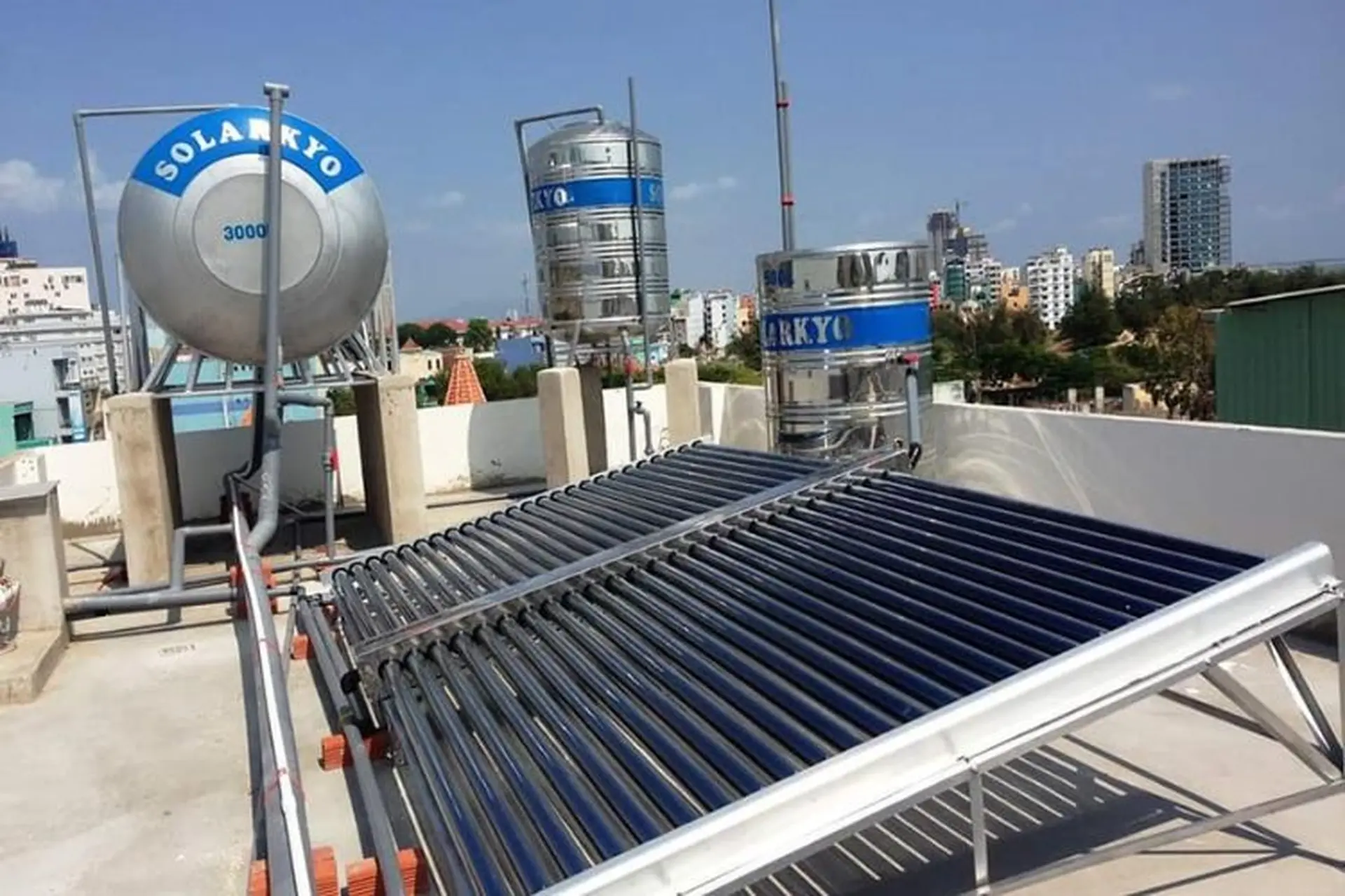 Hướng dẫn cách vệ sinh máy nước nóng năng lượng mặt trời đơn giản và hiệu quả ngay tại nhà
