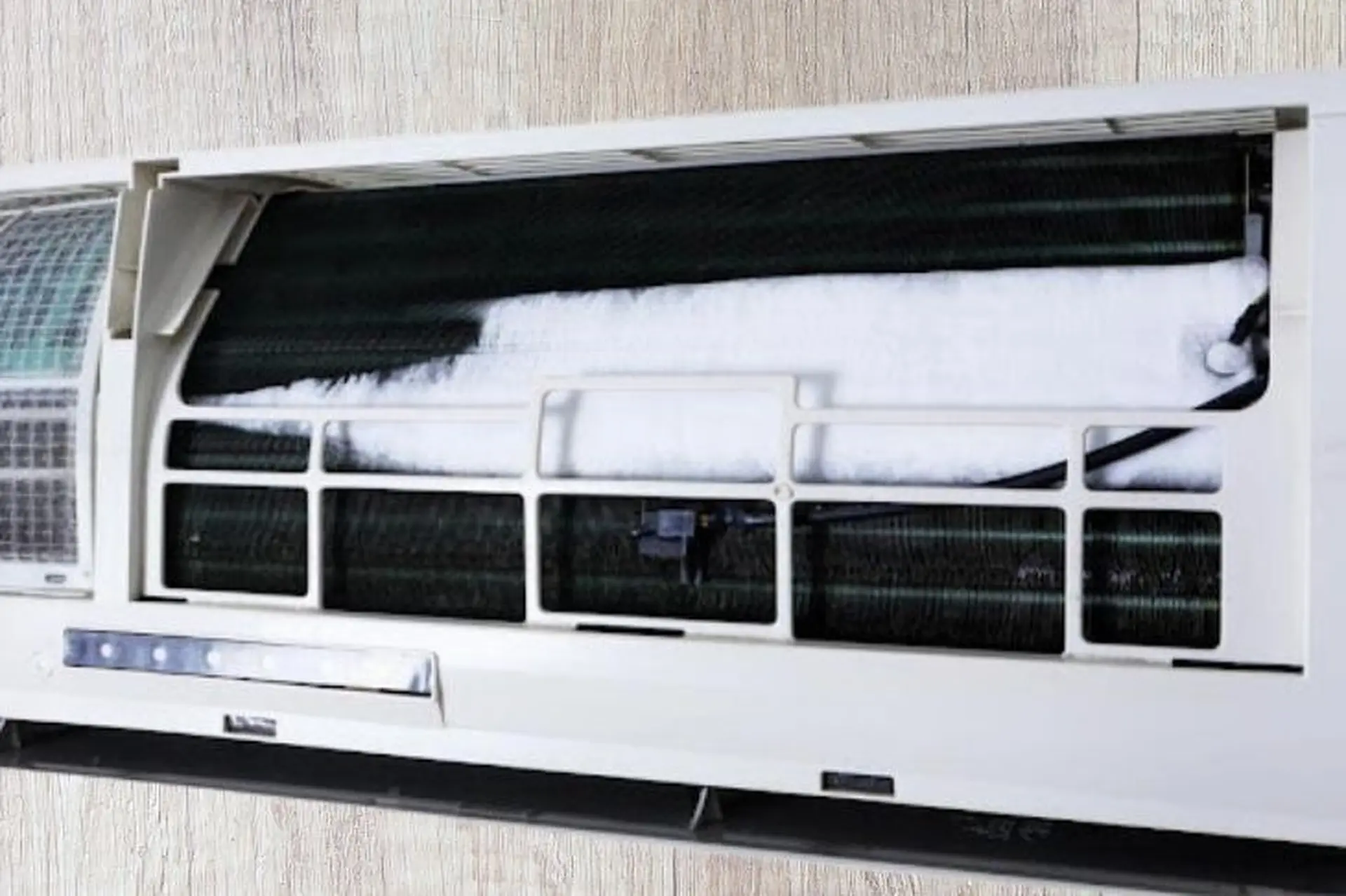 Máy lạnh bị đóng tuyết do những nguyên nhân nào? Khi gặp tình huống này thì nên xử lý ra sao để đảm bảo an toàn?