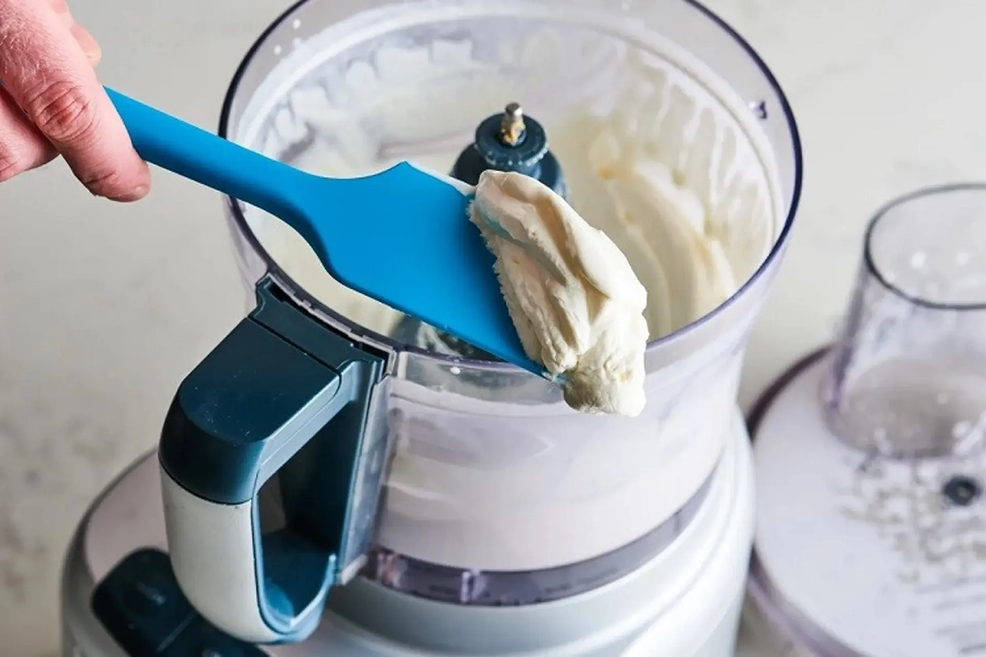 Cách đánh whipping cream bằng máy xay sinh tố cực dễ, nguyên liệu đơn giản, thử ngay!