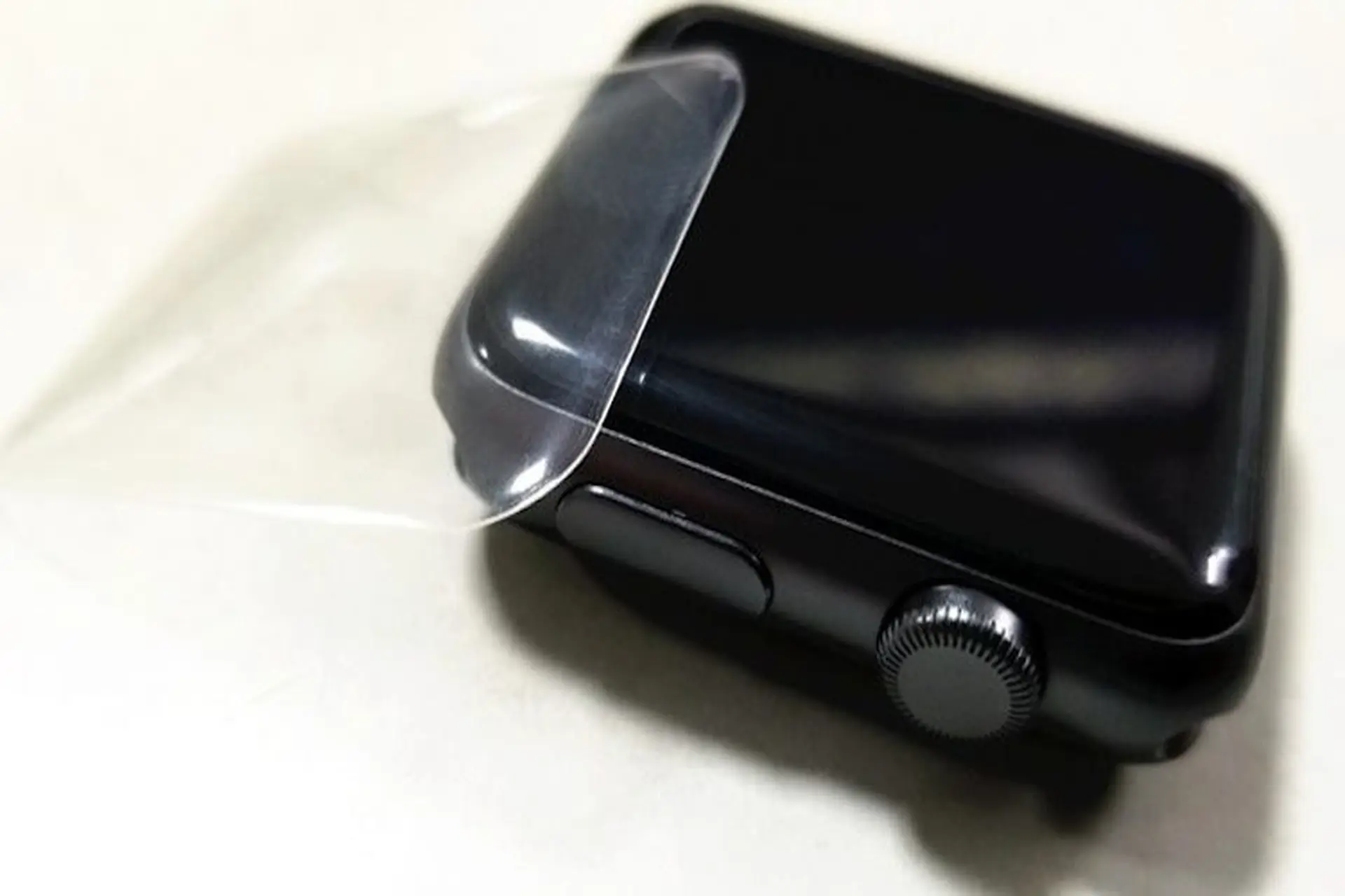 Có nên dùng miếng dán màn hình Apple Watch không? Dùng miếng dán loại nào thì tốt?