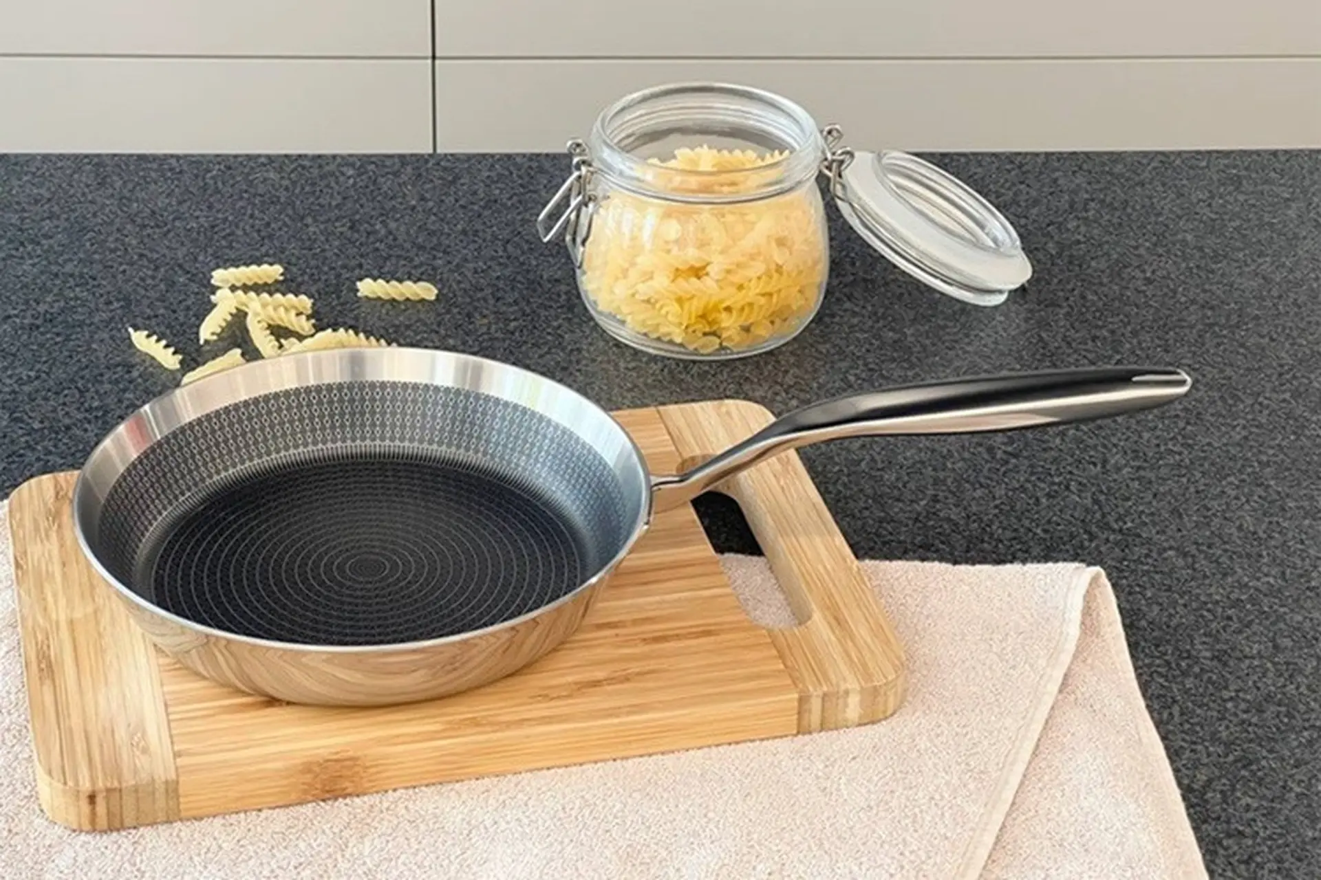 Nên mua chảo Đức hay chảo Nhật tốt hơn? Những đặc điểm đáng chú ý của hai loại chảo này