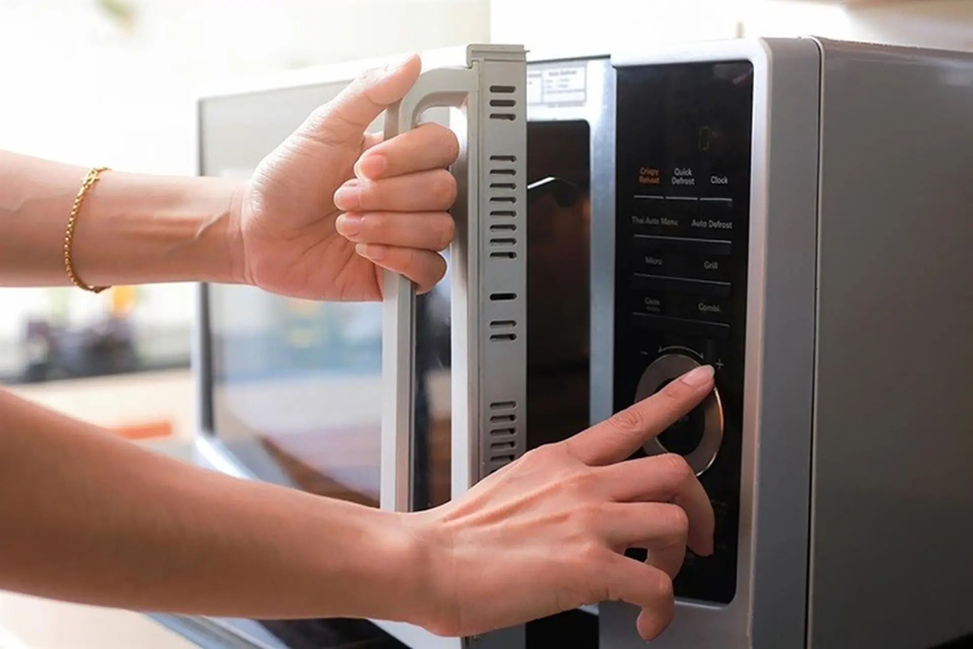 Sử dụng lò vi sóng diệt khuẩn được không? Những lưu ý khi sử dụng lò vi sóng