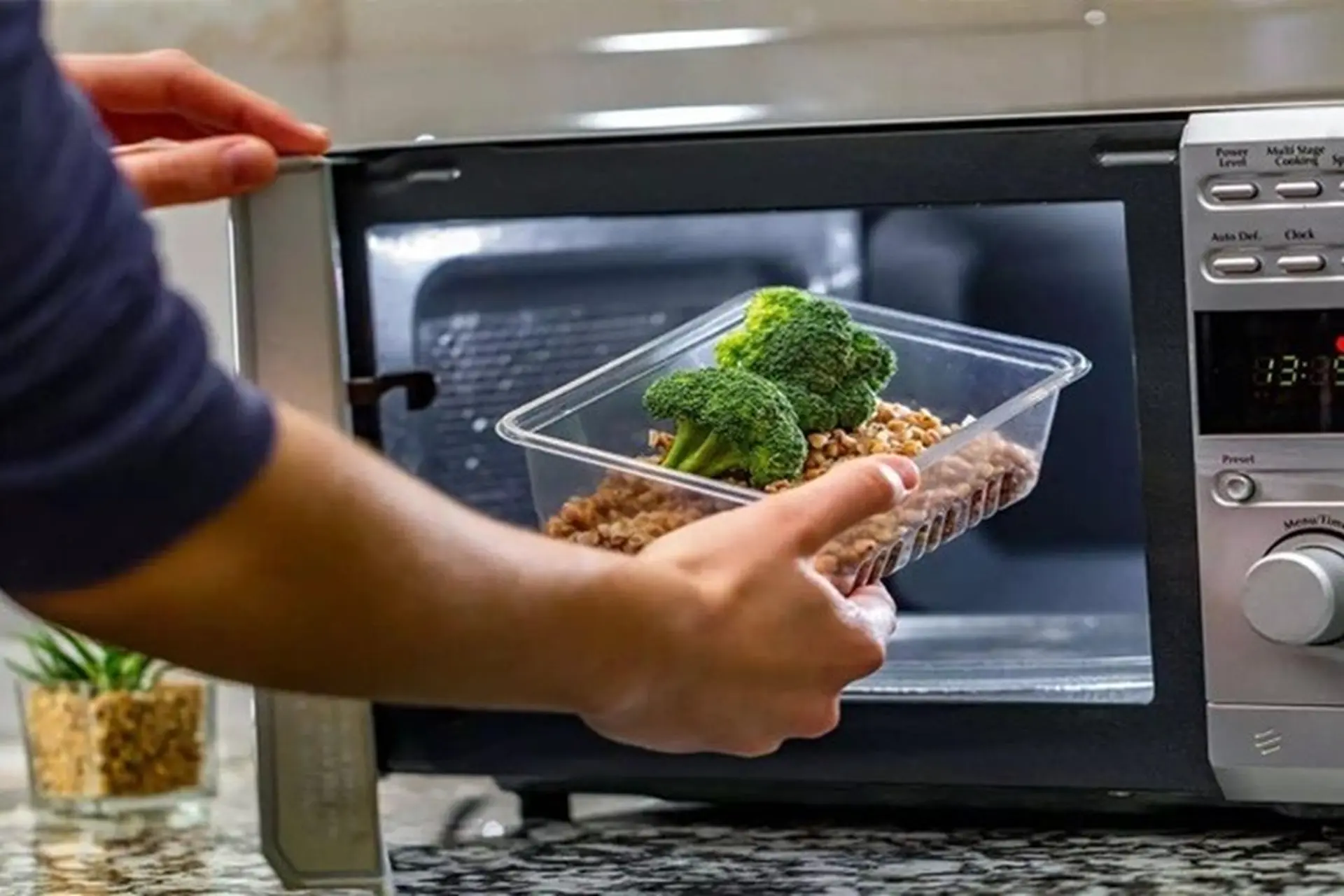 Lò vi sóng làm mất chất dinh dưỡng không? Cách sử dụng lò vi sóng đúng cách đạt hiệu quả