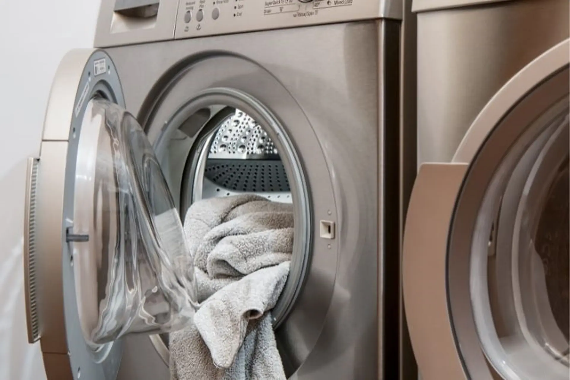 Máy sấy quần áo UV - Lựa chọn thông minh giúp bảo vệ quần áo khỏi nấm mốc và vi khuẩn 