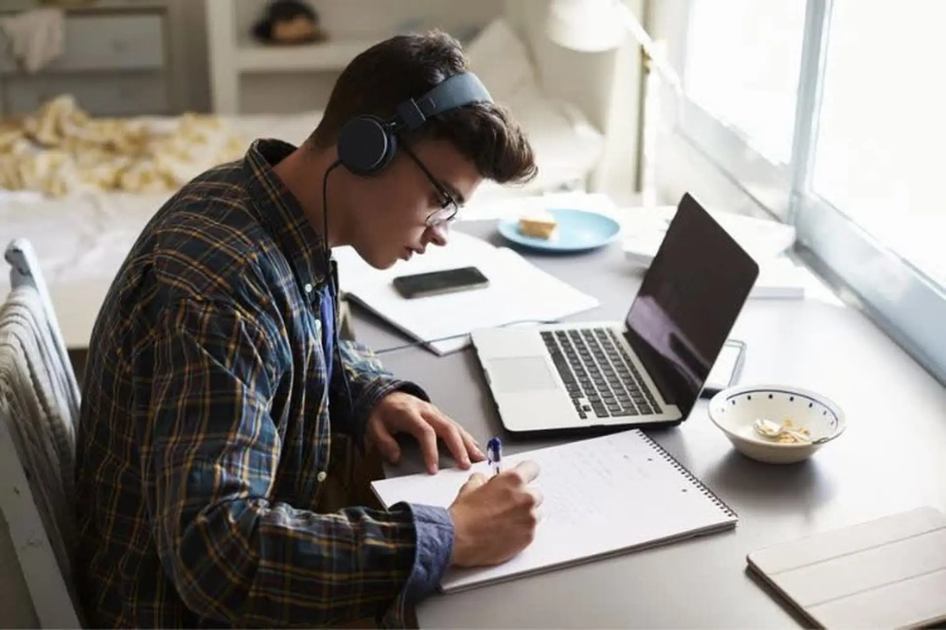 Nhạc sóng não là gì? Lợi ích và lưu ý khi sử dụng để thư giãn và phát triển não bộ tối đa