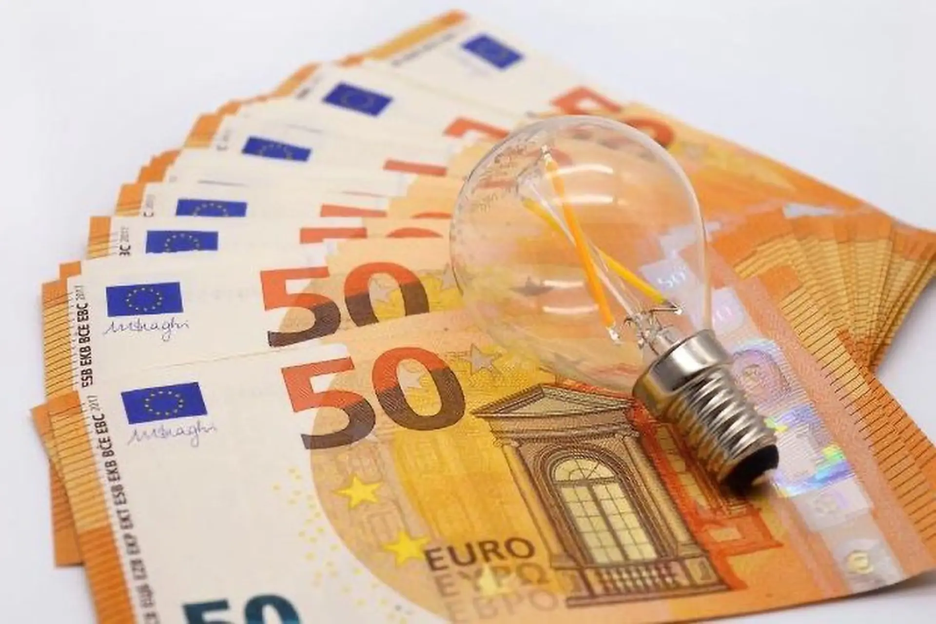 1kg điện bao nhiêu tiền? Mách bạn cách tính tiền điện dựa theo quy định của Tập đoàn Điện lực Việt Nam - EVN