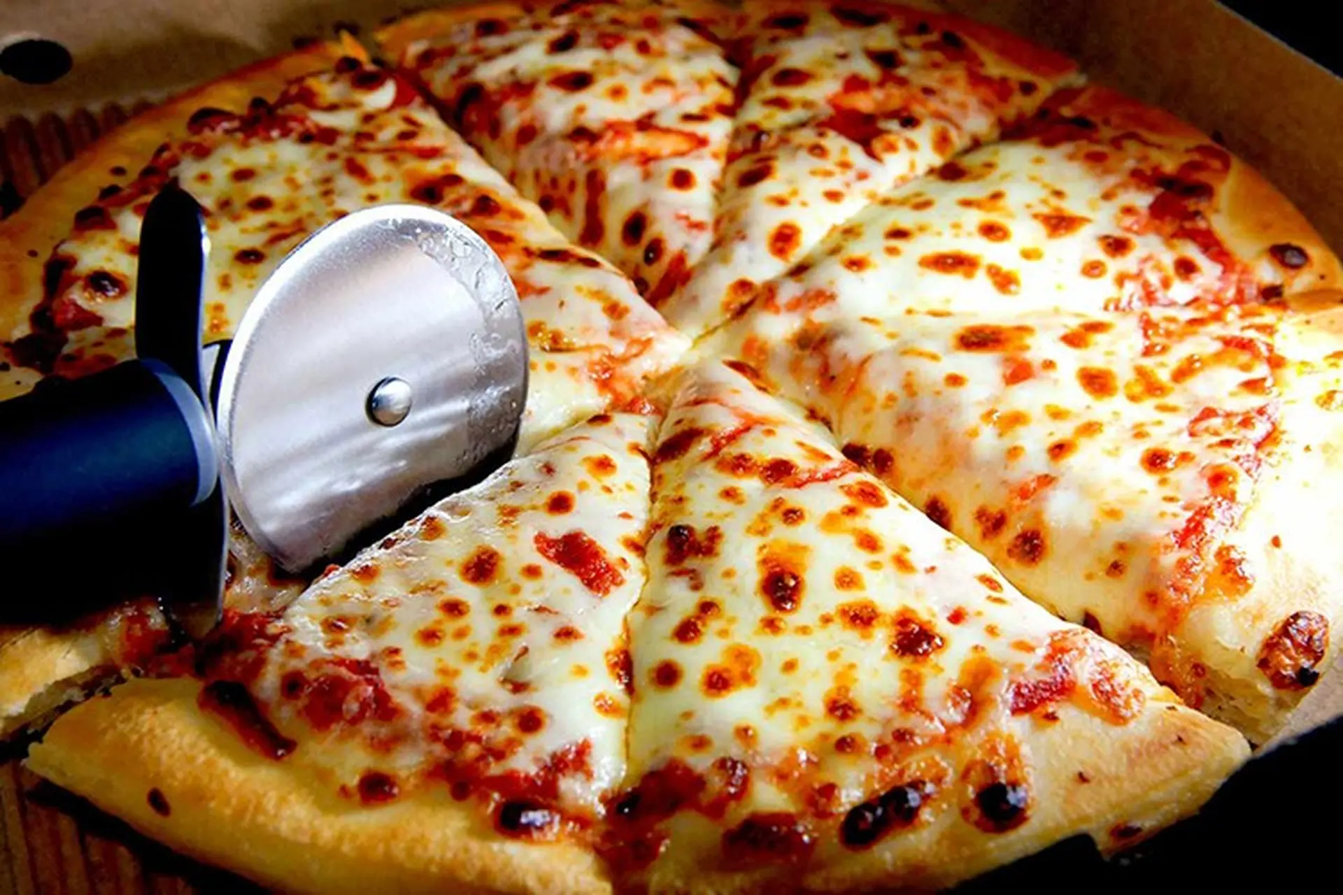 Pizza Hut mua 1 tặng 1 vào thứ mấy? Mách bạn thông tin các hãng pizza phổ biến ở Việt Nam và chương trình khuyến mãi hấp dẫn