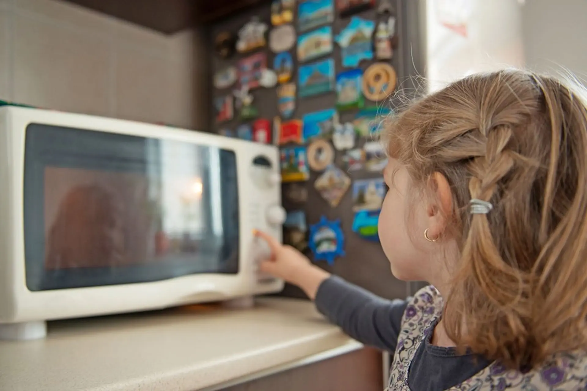 Bức xạ ion hóa là gì? Lò vi sóng có gây ra bức xạ ion hóa nguy hiểm hay không?