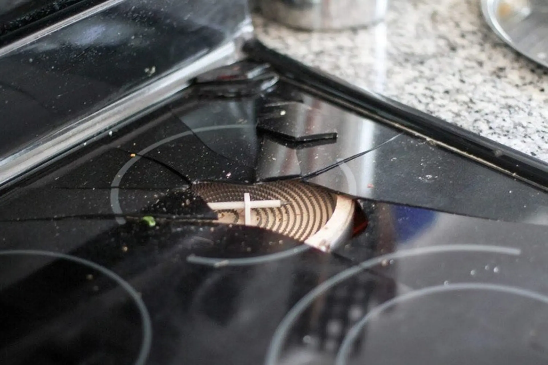 Thay mặt kính bếp từ giá bao nhiêu tiền, có đắt lắm không? Thay ở đâu thì ổn và nên làm gì khi mặt kính bị vỡ?