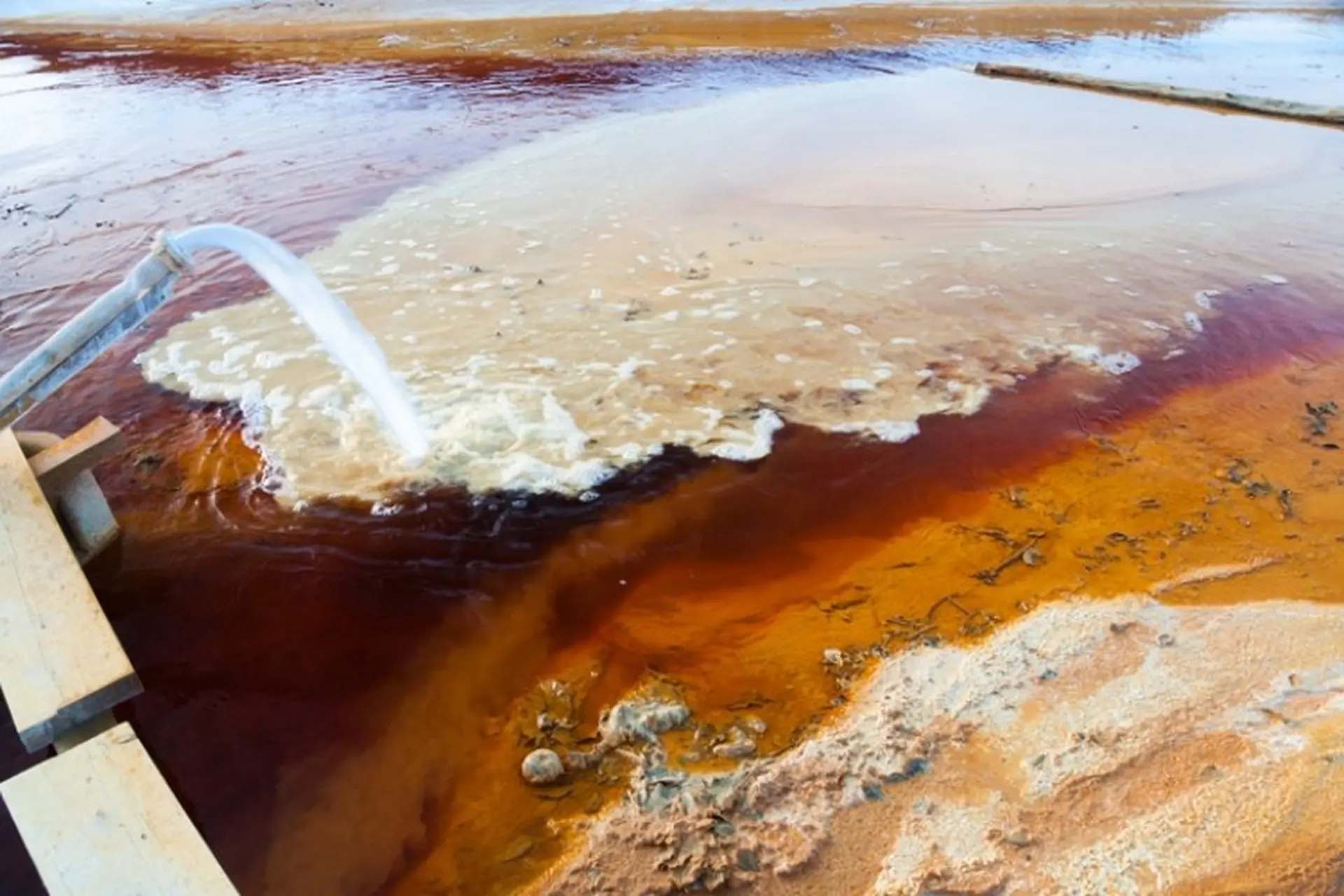 Nước nhiễm kim loại là gì? Có an toàn để sử dụng không? Cách khắc phục nước nhiễm kim loại