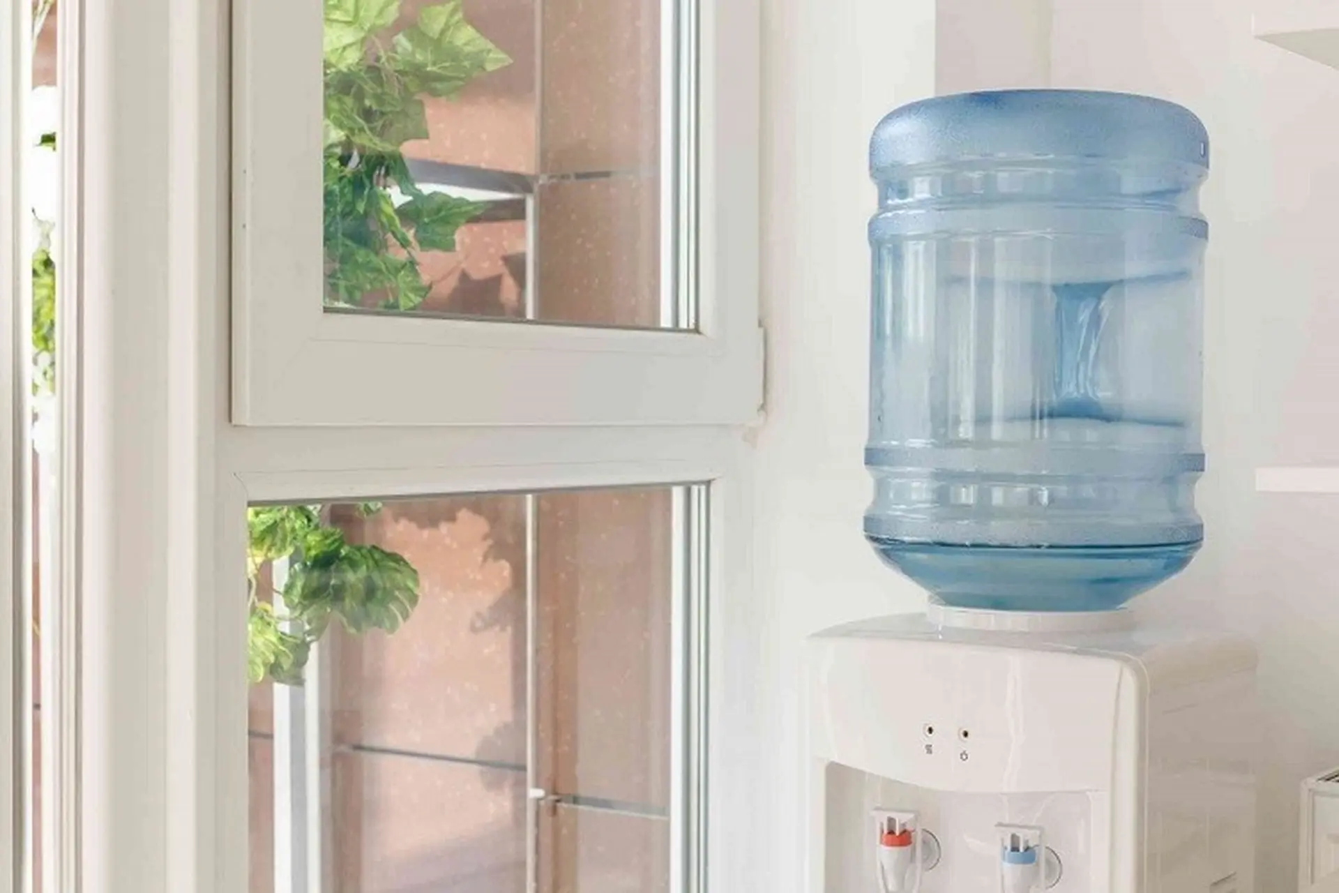 Cách úp bình nước vào cây nóng lạnh và một vài lưu ý quan trọng khi thực hiện