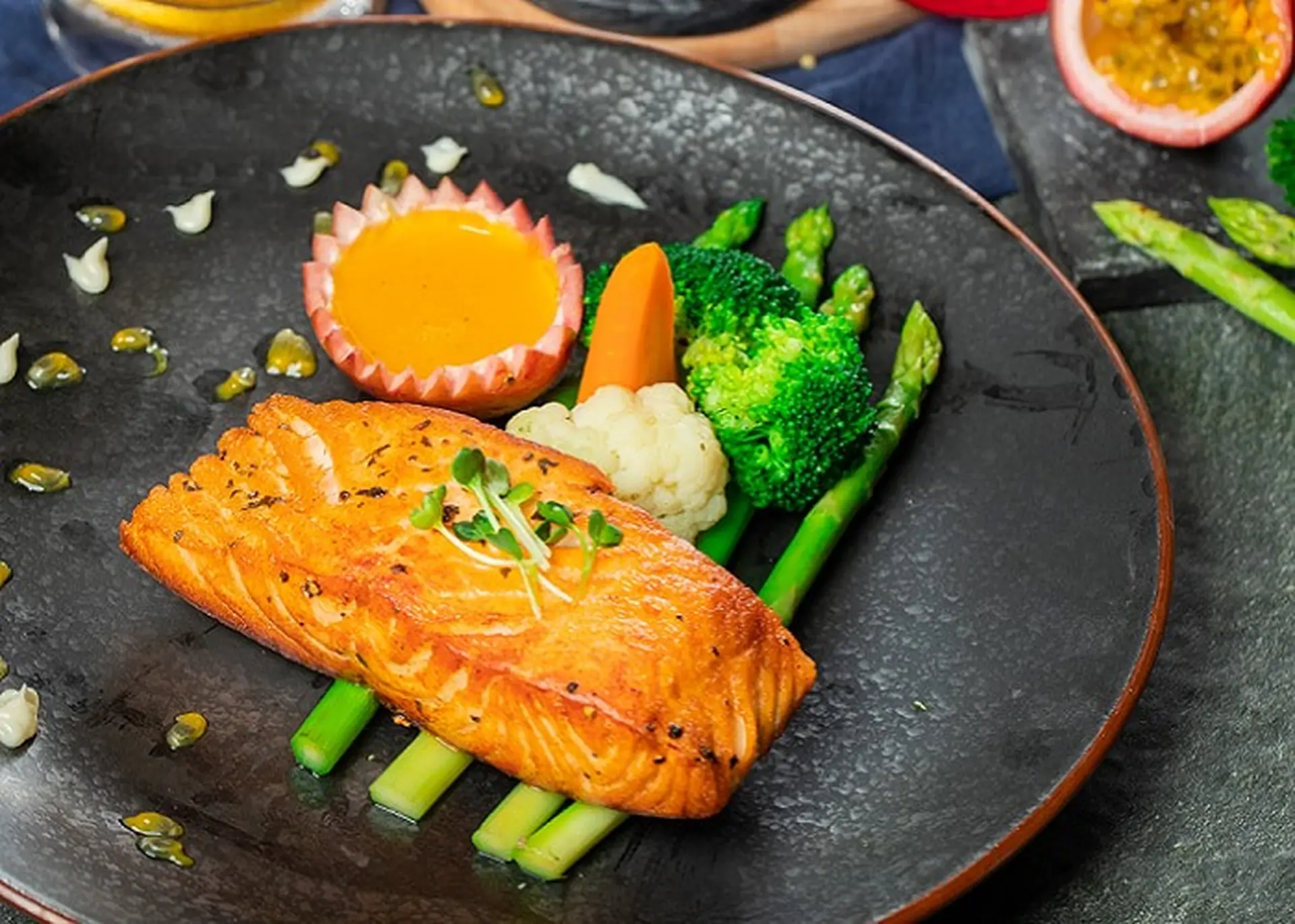 Tuyệt chiêu làm cá hồi sốt chanh leo: Món ăn gây nghiện và dễ làm ngay tại nhà