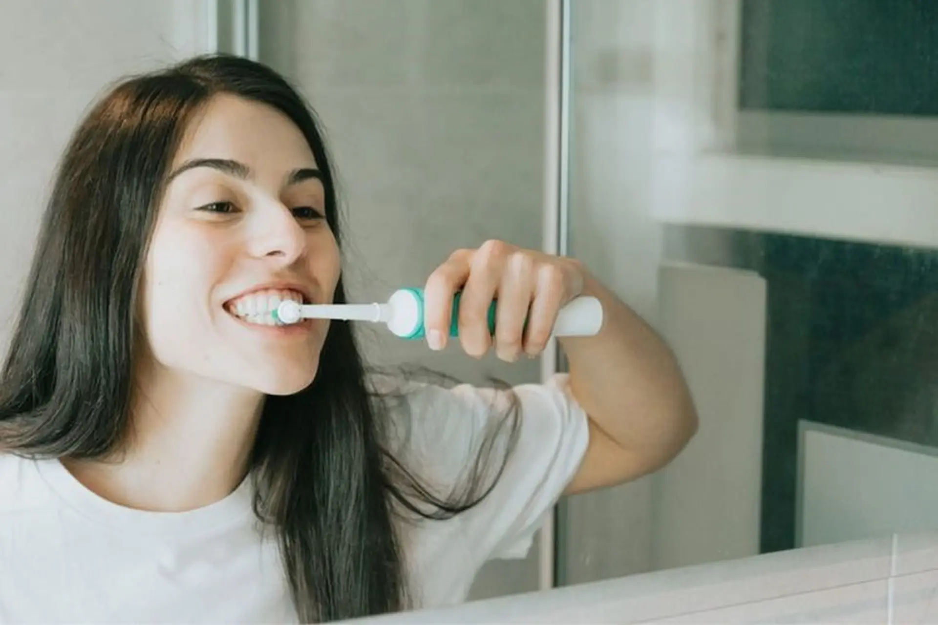 Niềng răng có nên dùng bàn chải điện không? Cách mua bàn chải điện cho người niềng răng