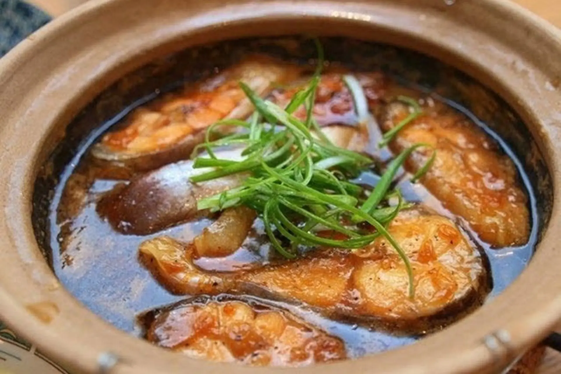 Bí quyết làm cá bông lau kho tộ chuẩn vị miền Tây với nước sốt đậm đà, hấp dẫn