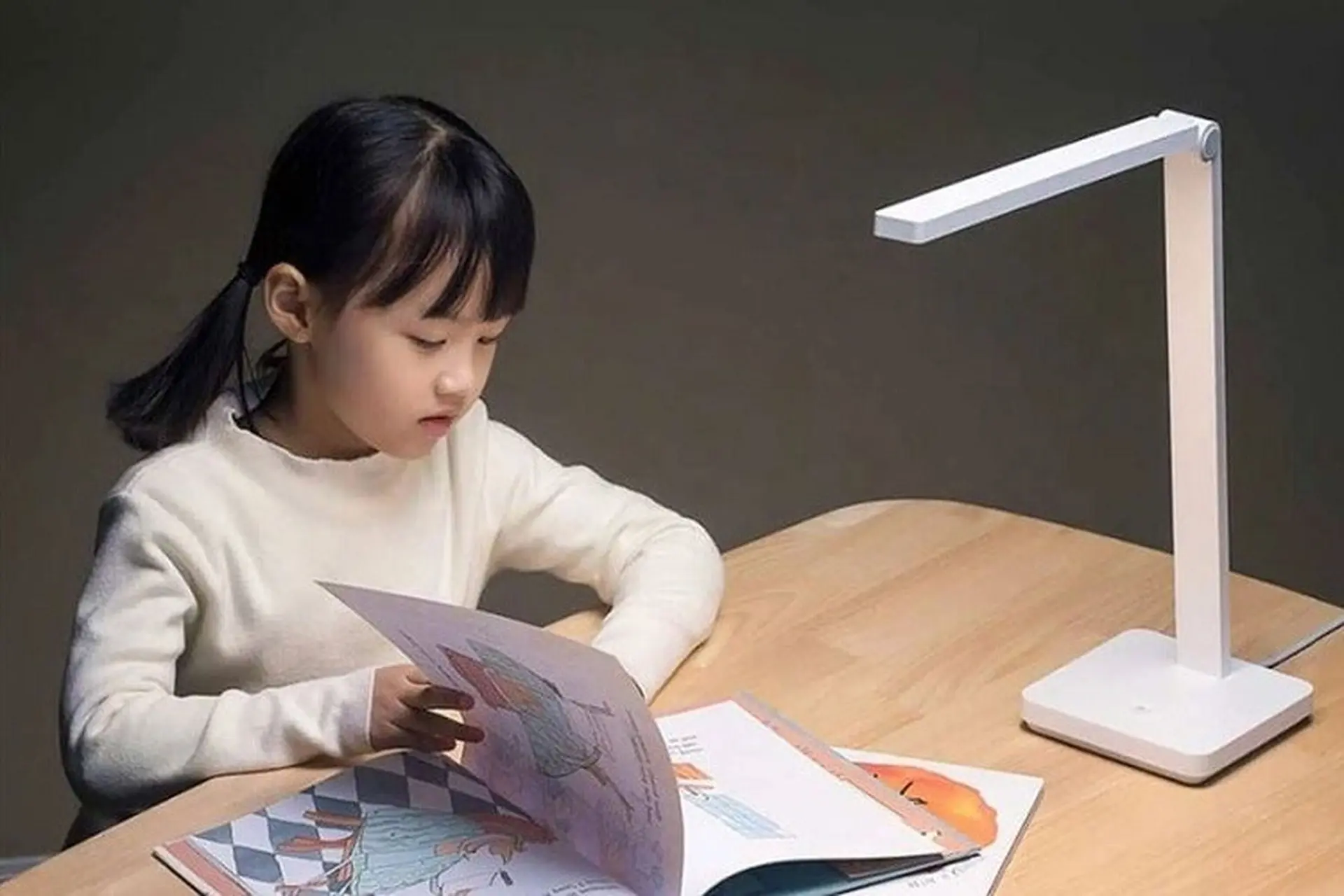 Các tiêu chí và cách lựa chọn đèn bàn học bảo vệ thị lực cho trẻ
