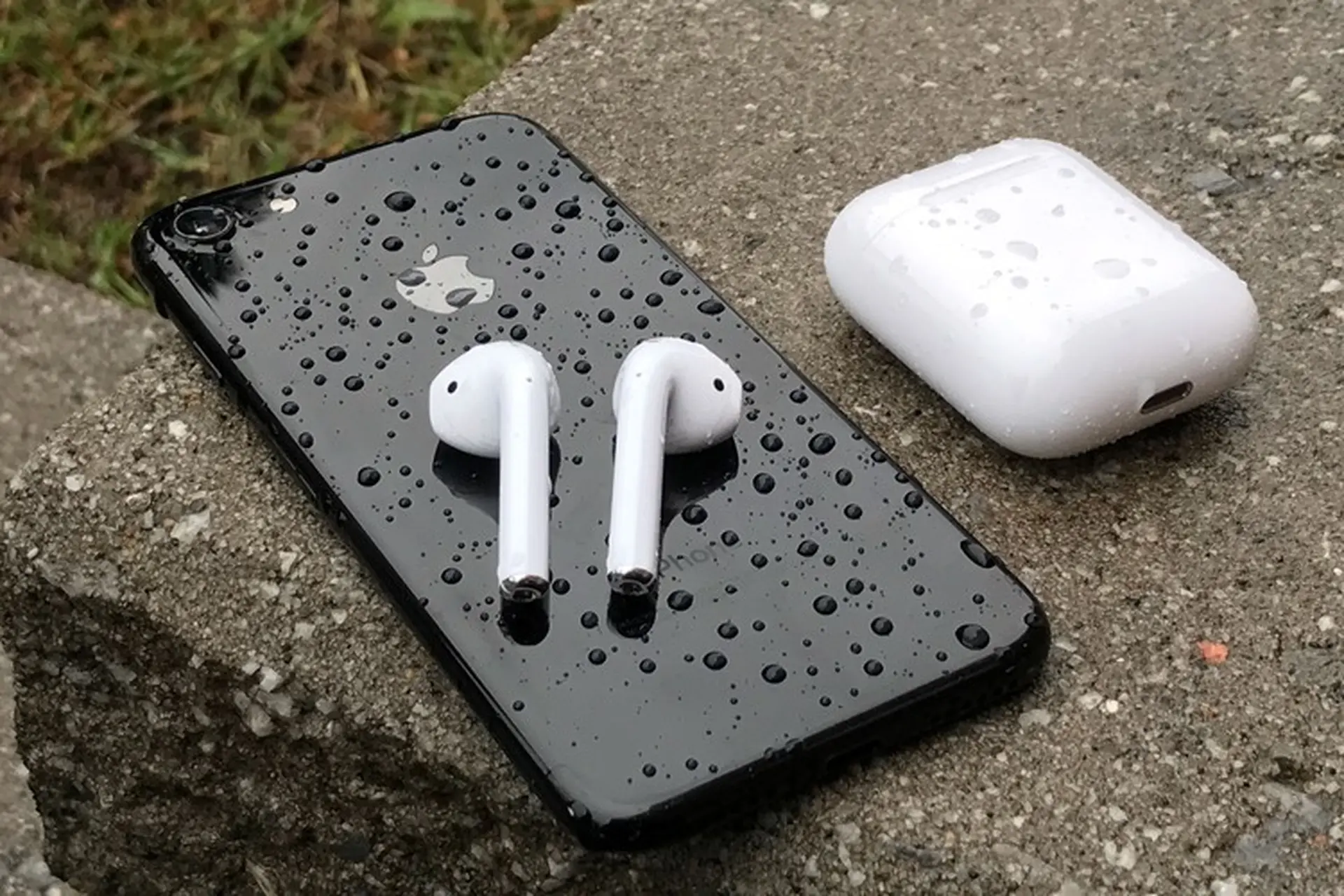 AirPod 2 có chống nước không? Tai nghe này có thể chống nước ở mức nào?