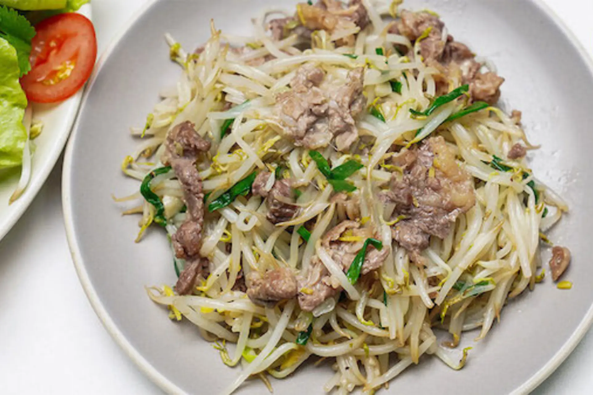 Bổ sung dinh dưỡng cho gia đình với món thịt bò xào giá đỗ thanh mát, dễ làm