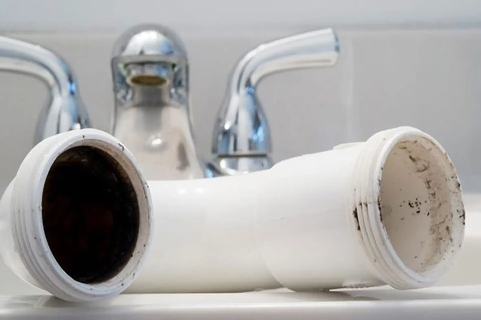 Máy lọc nước có cặn đen có nguyên nhân do đâu? Cách xử lý dứt điểm như thế nào?