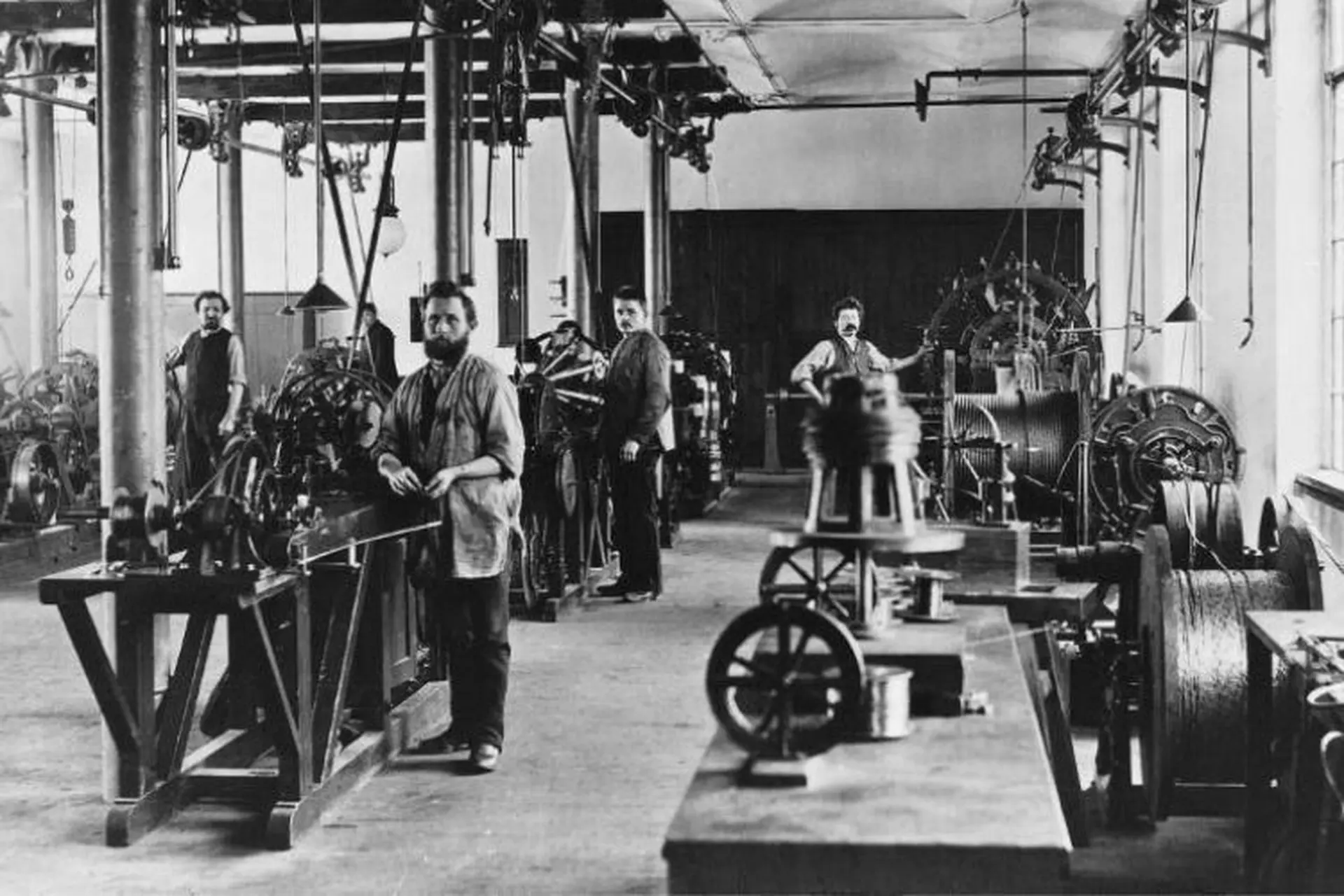 Cách mạng công nghiệp 2.0 là gì? Khám phá đặc điểm nổi bật, phân biệt cách mạng công nghiệp 1.0 và 2.0