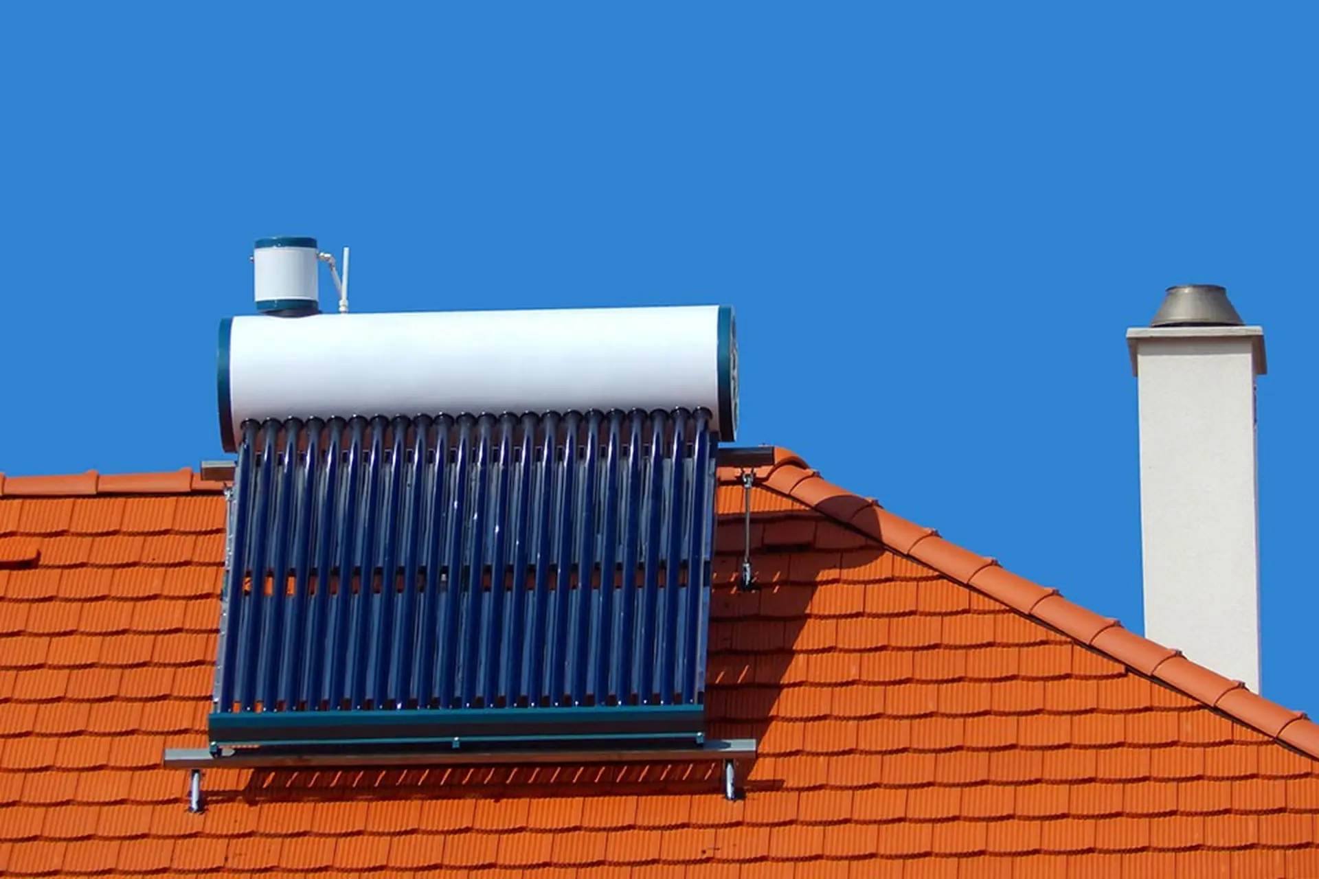 Góc giải đáp: Có nên mua máy nước nóng năng lượng mặt trời cho gia đình hay không?