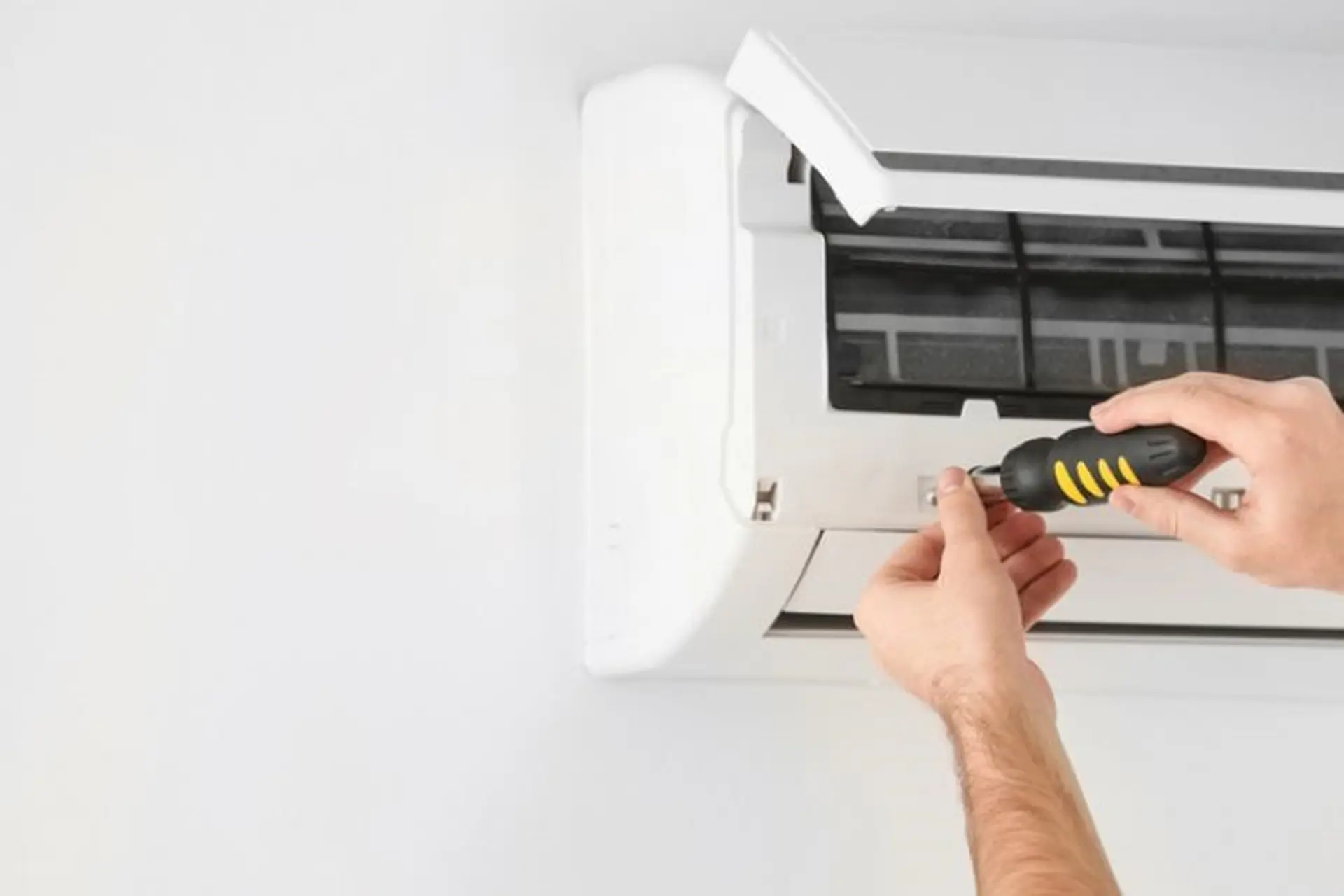 Máy lạnh chạy lúc mạnh lúc yếu: 6 Nguyên nhân phổ biến gây ra lỗi và lưu ý quan trọng